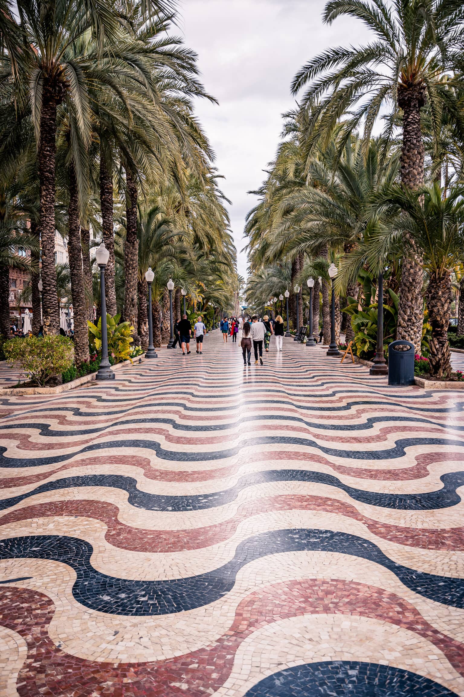 Die Explanada de Espana  - hier kann man wunderbar unter Palmen schlendern. 