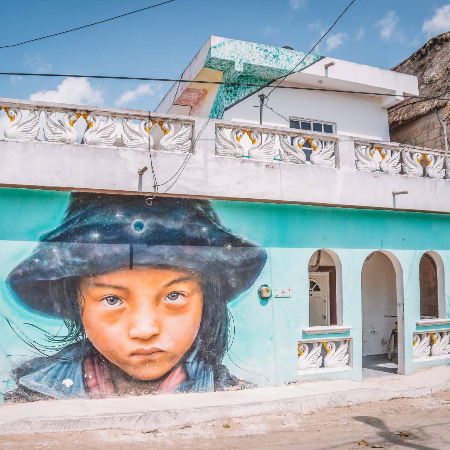 Das Streetart Kunstwerk eines kleinen Mädchens auf einer Hauswand in Isla Holbox.