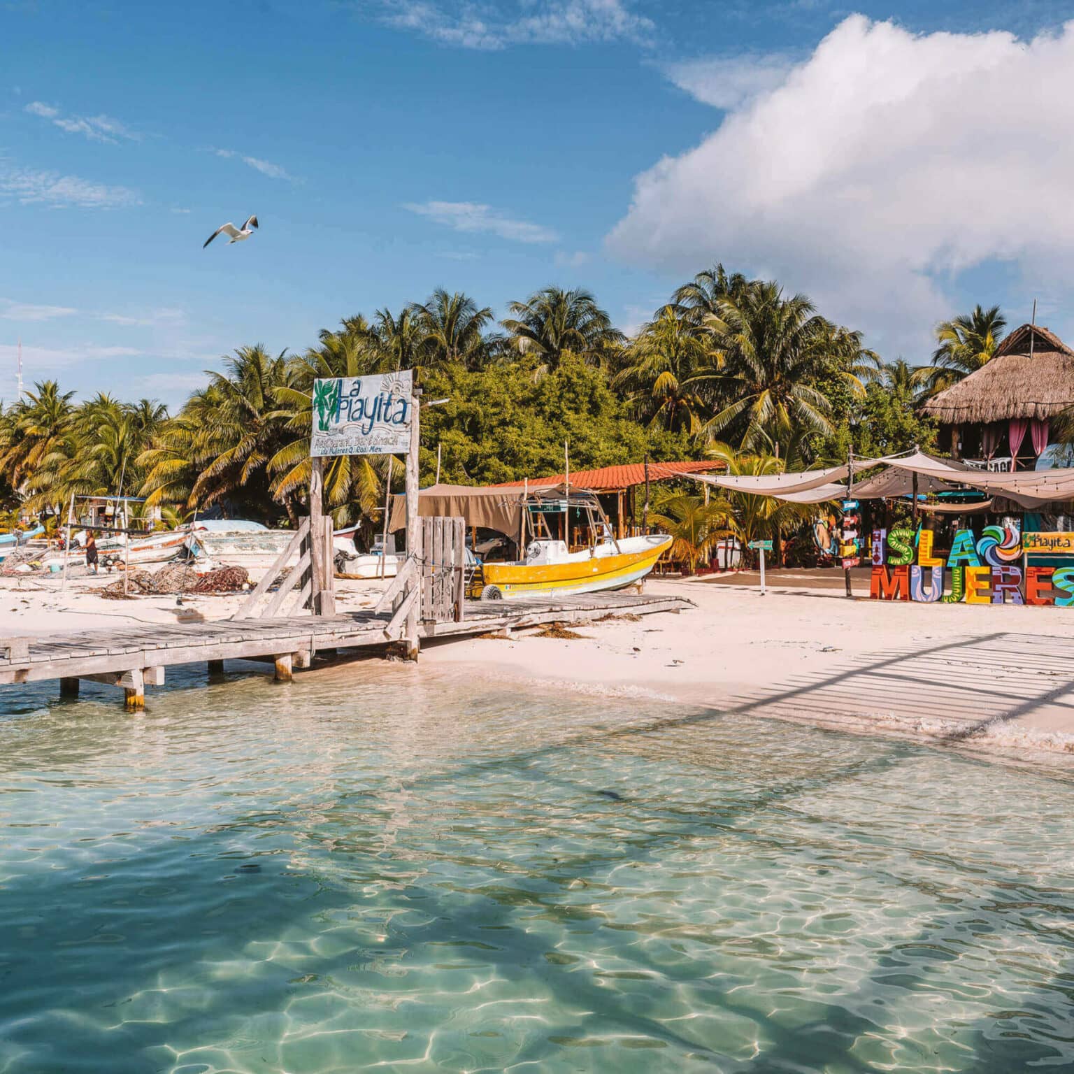 Den Strand von Playa Norte zieren kleine Boote und ein Steg der zum Baden ins türkisblaue Wasser lockt.