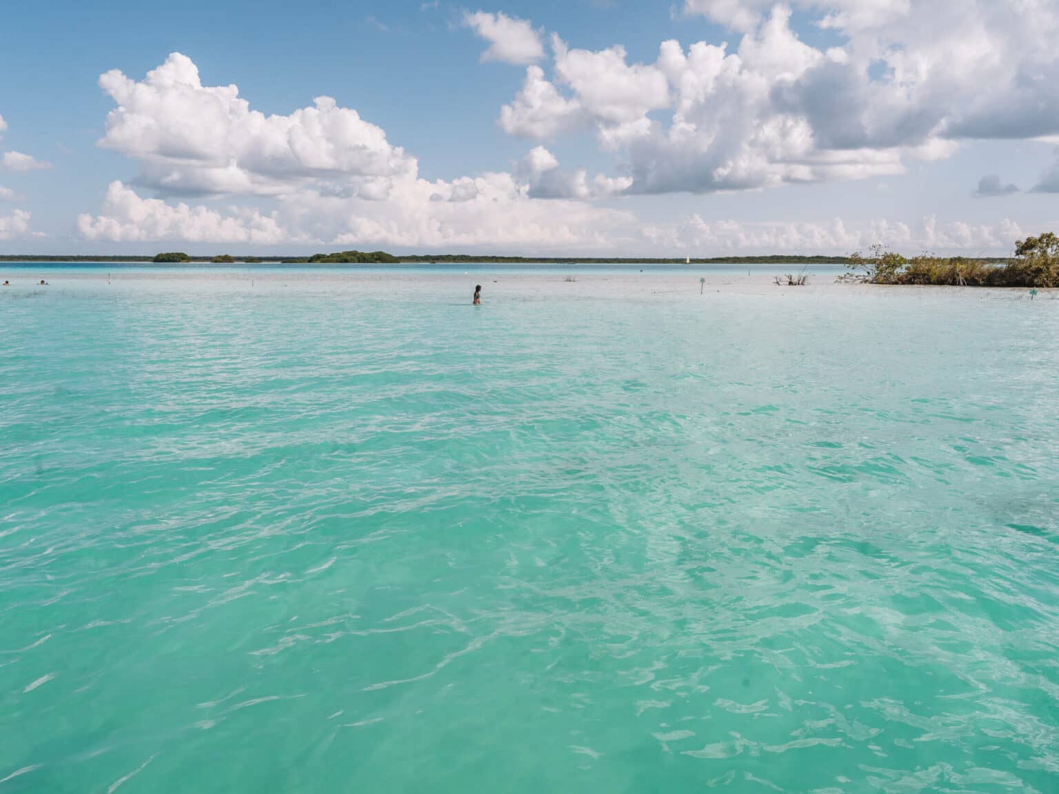 Weitläufiges türkisblaues Meer in der Laguna Bacalar.