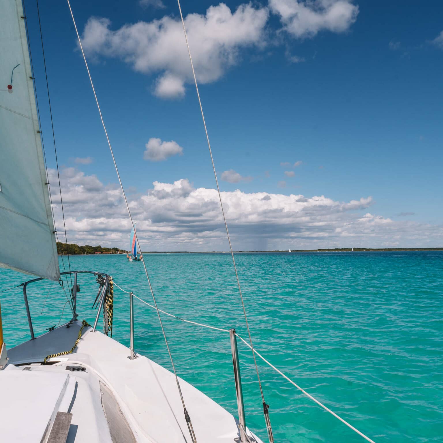Ein Segelschiff auf dem türkisblauen Meer in der Laguna Bacalar.