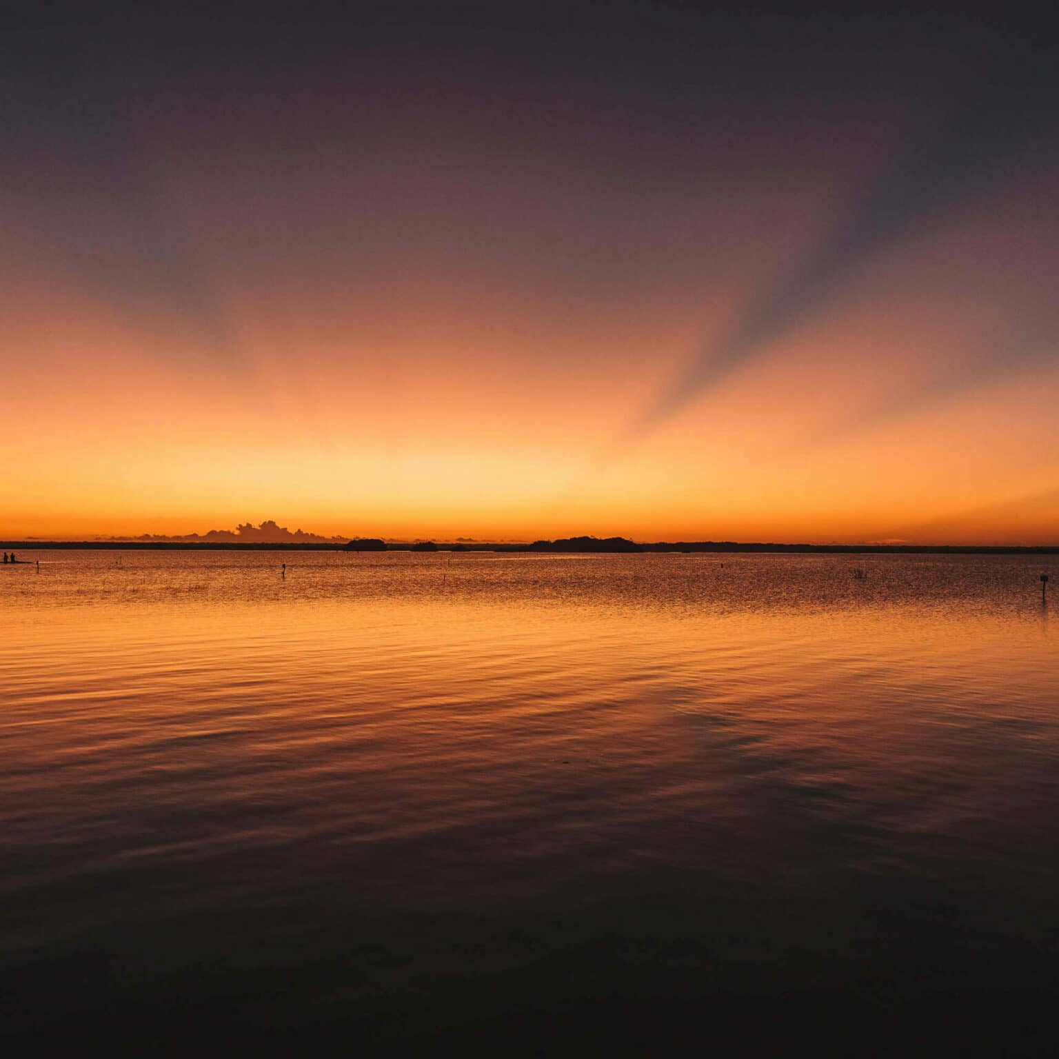 Der Sonnenaufgang über dem Wasser an der Laguna Bacalar auf Yucatan.