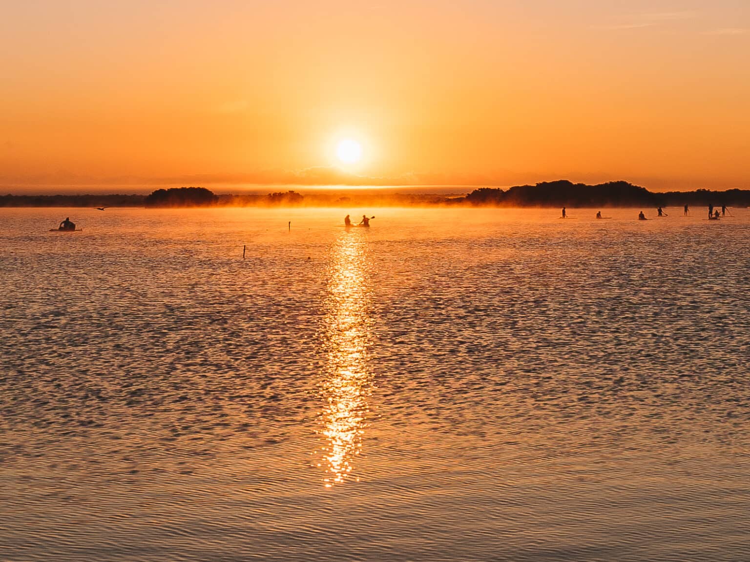 Ein Sonnenaufgang über dem Meer an der Laguna Bacalar.