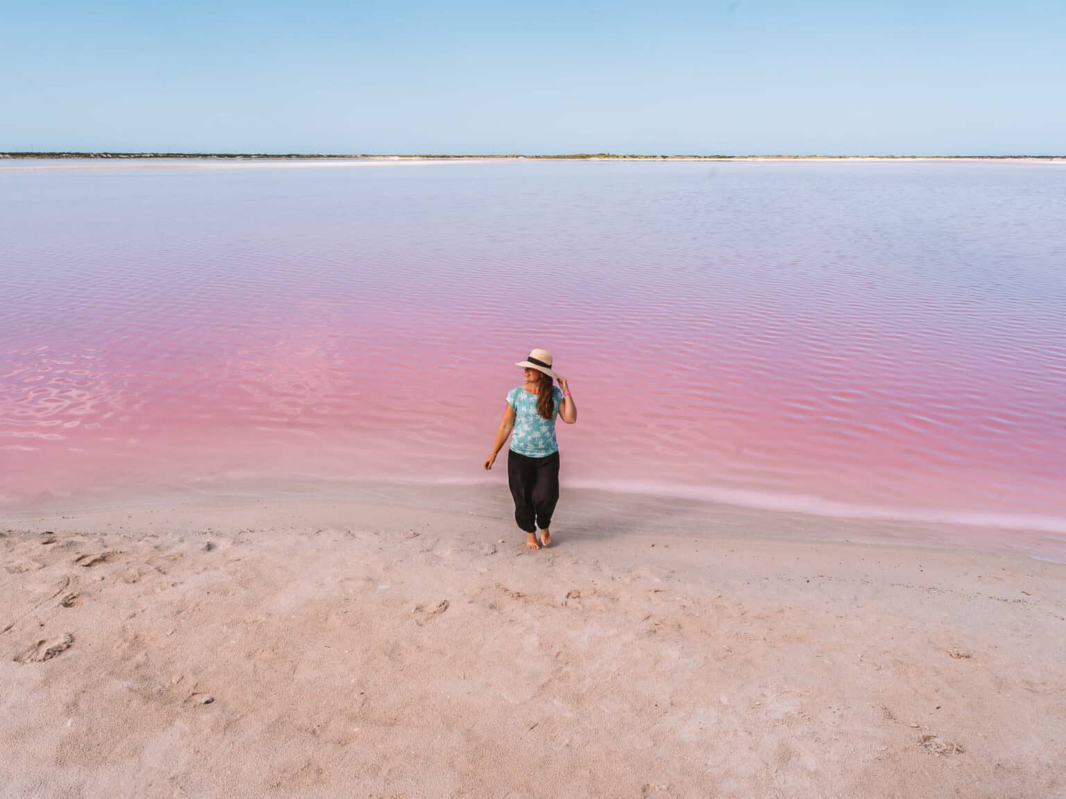 Bloggerin Melanie steht vor dem pinken Salzsee Las Coloradas.