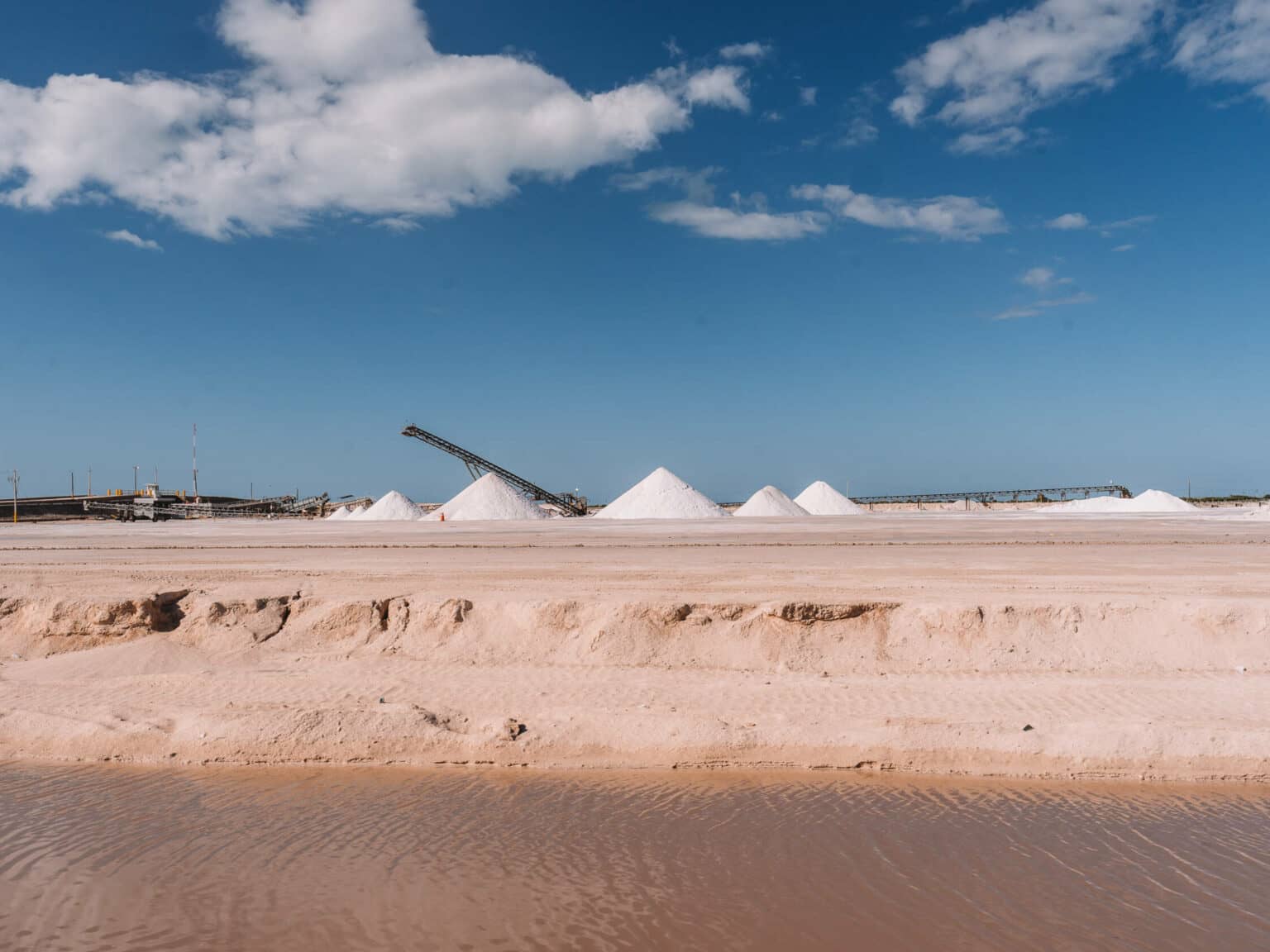 Der Salzabbau in Las Coloradas aus der Ferne.