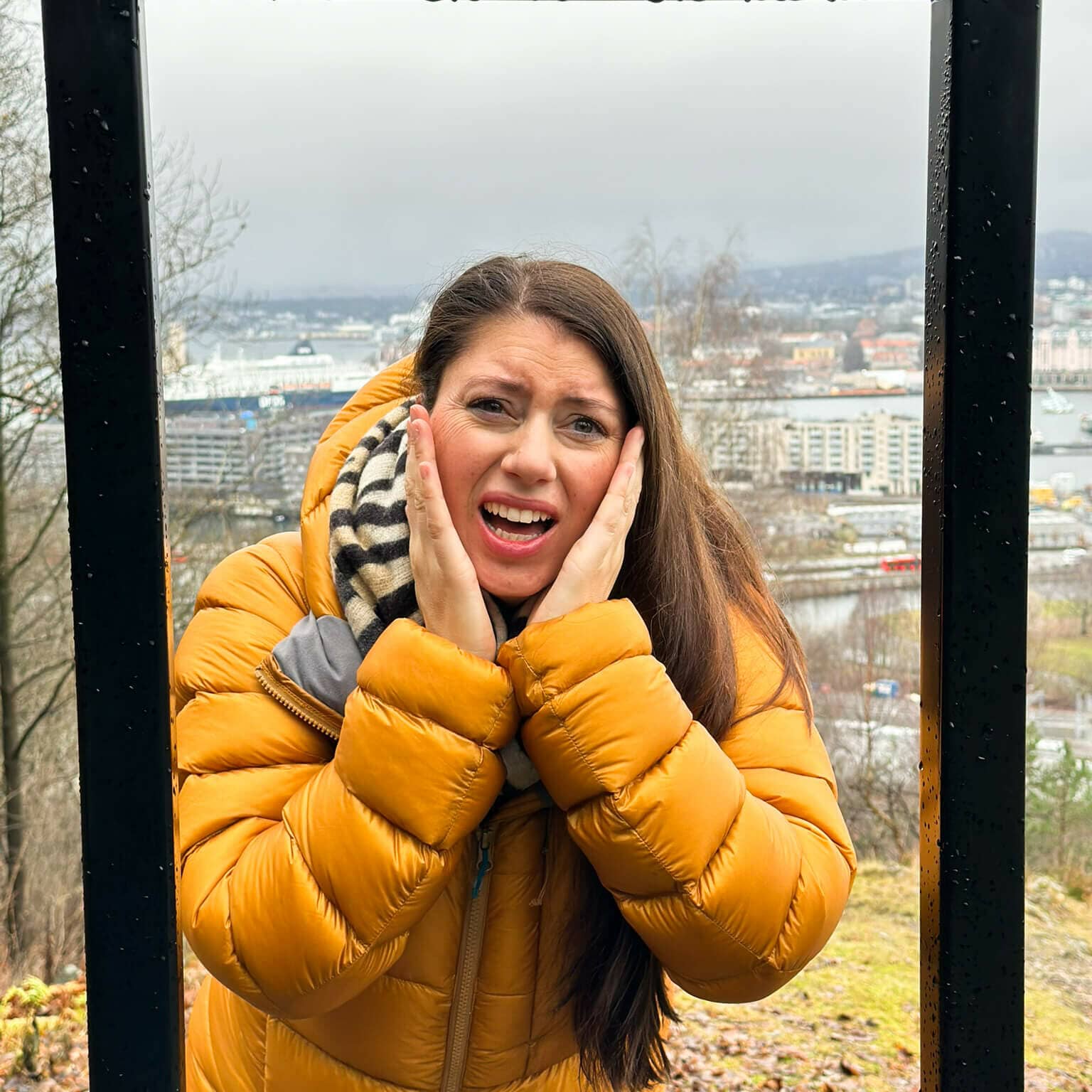 Bloggerin Biggi stellt den „Schrei“ von Munch im Ekeberg Figurenpark nach.
