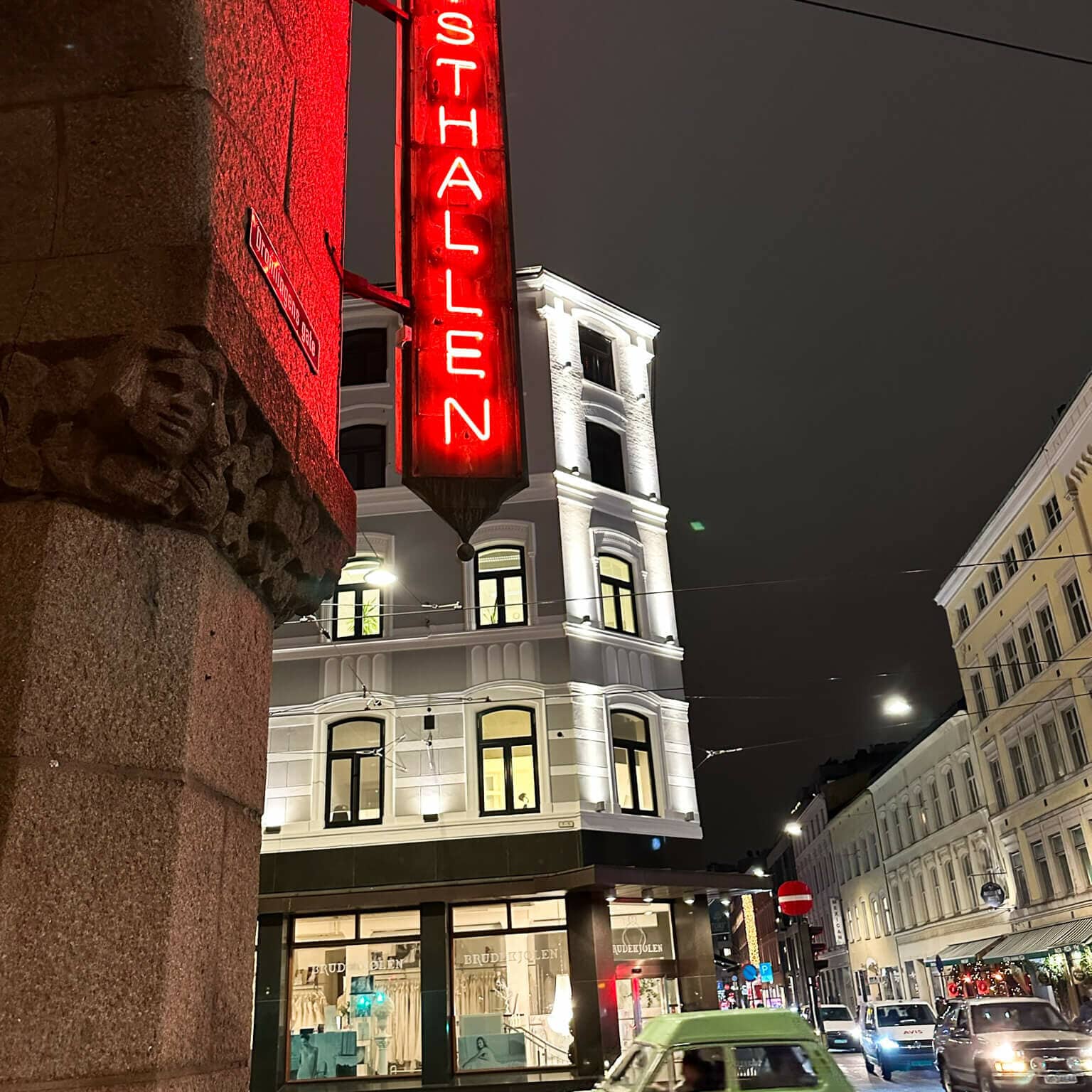 Roter Leuchtschriftzug ziert den Eingang der Posthallen, einem tollen Insidertipp in Oslo.
