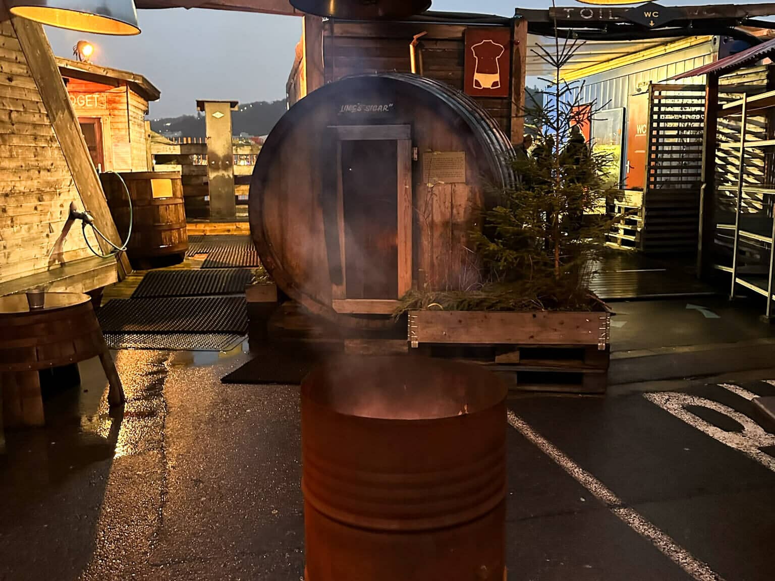 Ein Saunafass aus Holz auf dem SALT-Gelände in Oslo.
