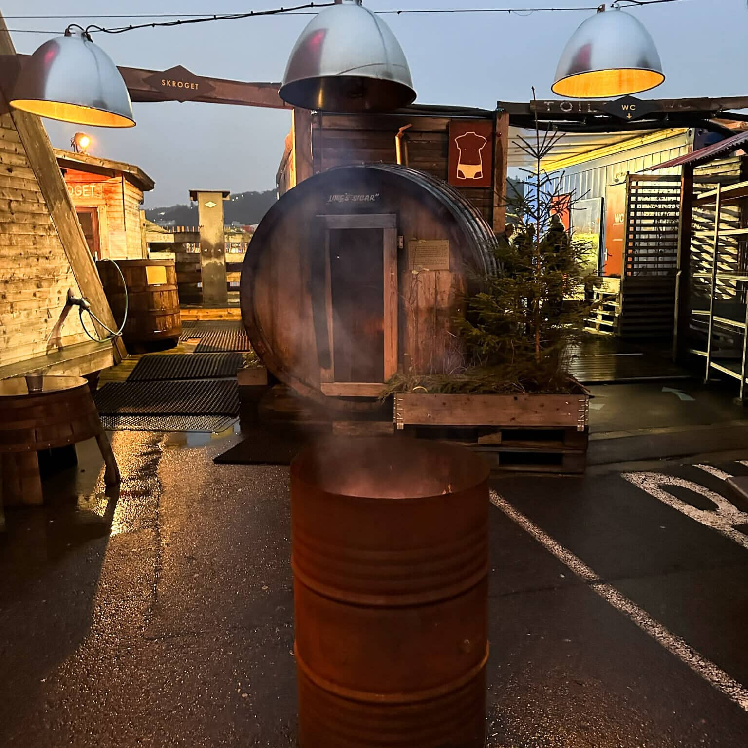 Ein Saunafass aus Holz auf dem SALT-Gelände in Oslo.