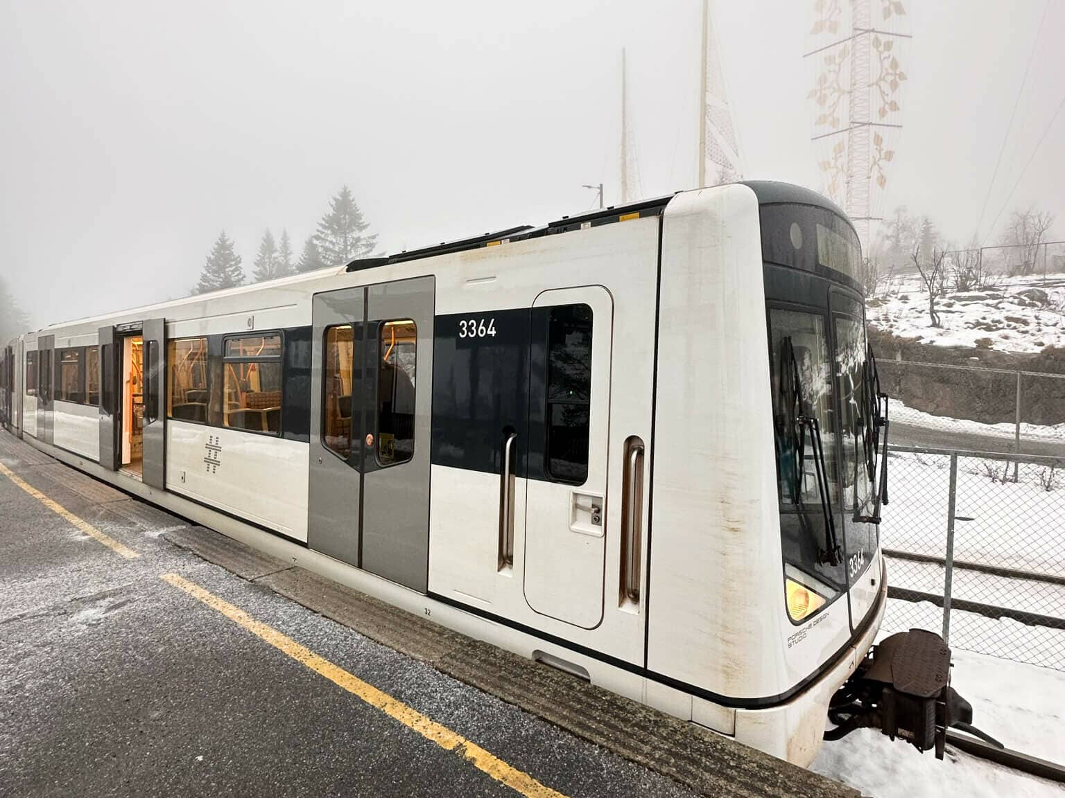 Von der U-Bahnhaltestele Frognerseteren in Oslo fährt man direkt in die Natur.