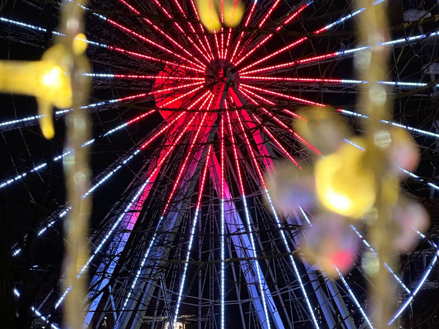 Das bunt beleuchtete Riesenrad auf dem Weihnachtsmarkt in Oslo in der Nacht.