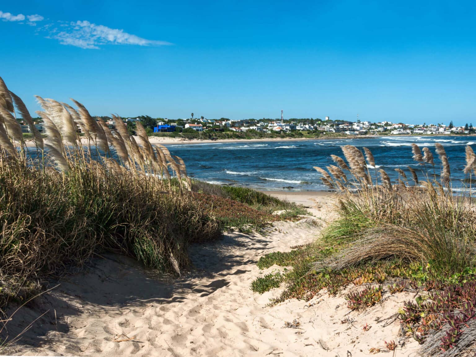 Der Strand von Punta del Diablo lockt mit dem blauen Meer.