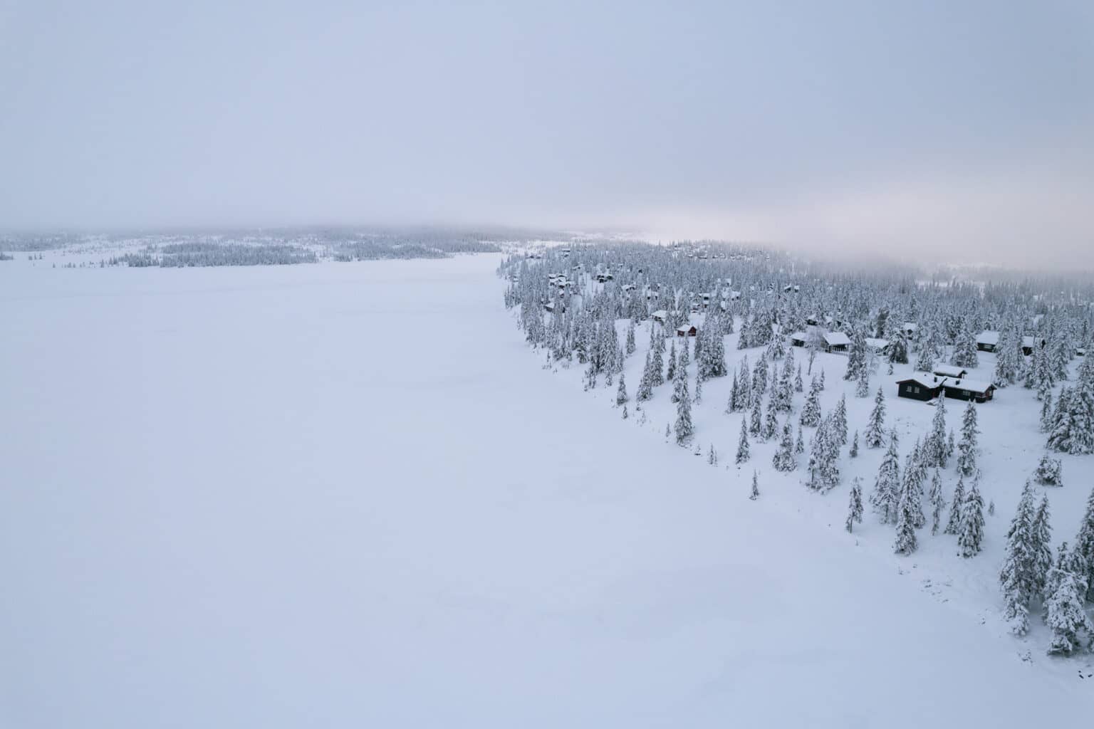Das verschneite Sjusjøen ist im Winter nicht nur ein Paradies für Langläufer. 