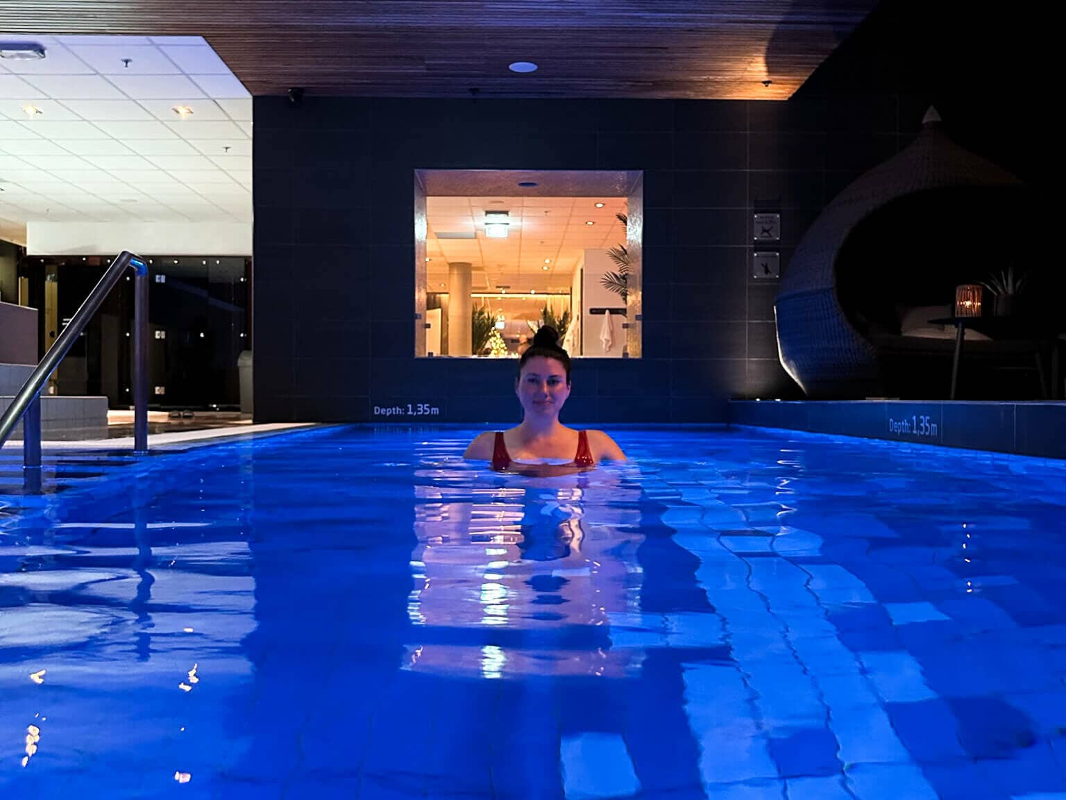 Bloggerin Biggi steht im Pool des Son Spa.