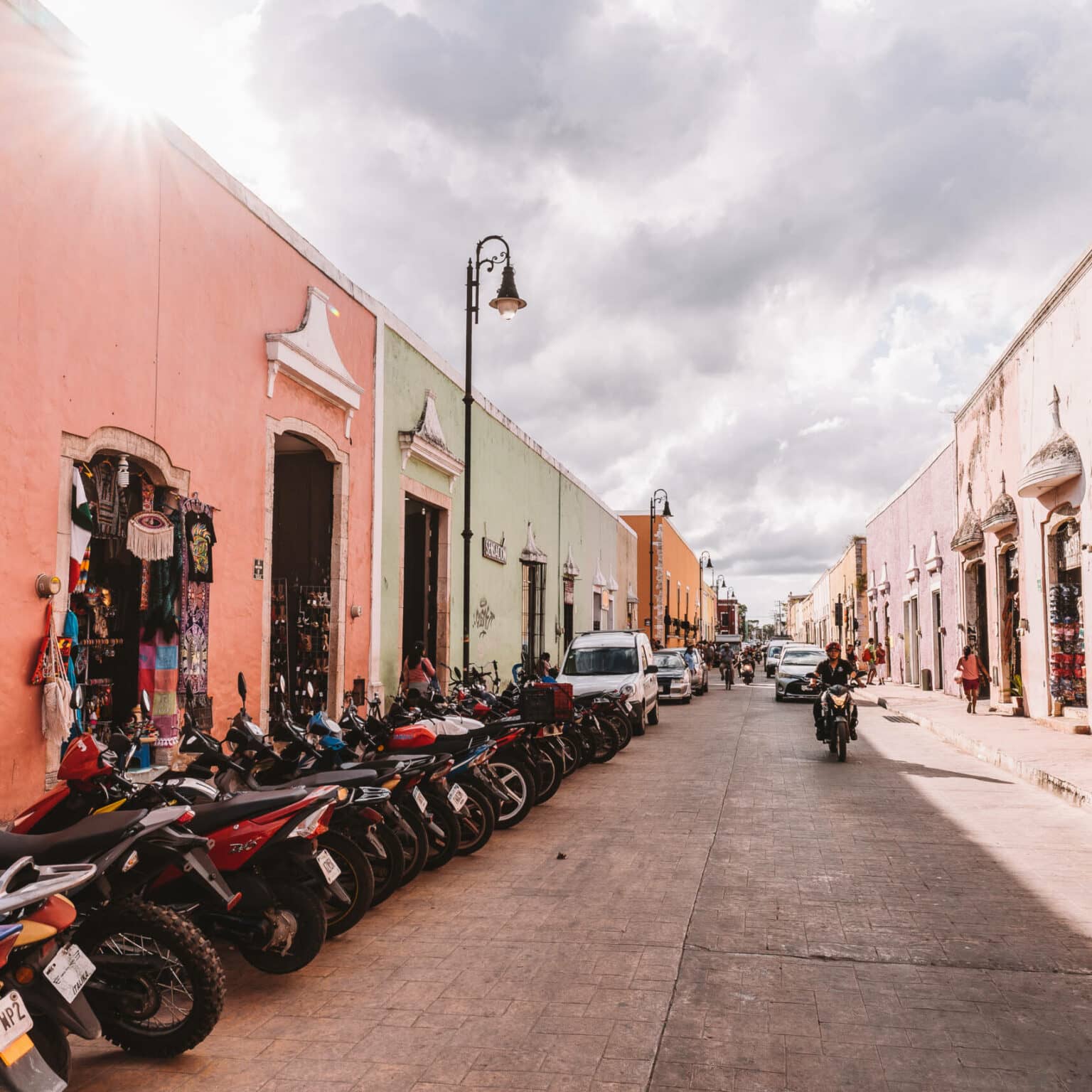 Eine Gasse von Valladolid mit bunten kleinen Häusern die sich aneinanderreihen.