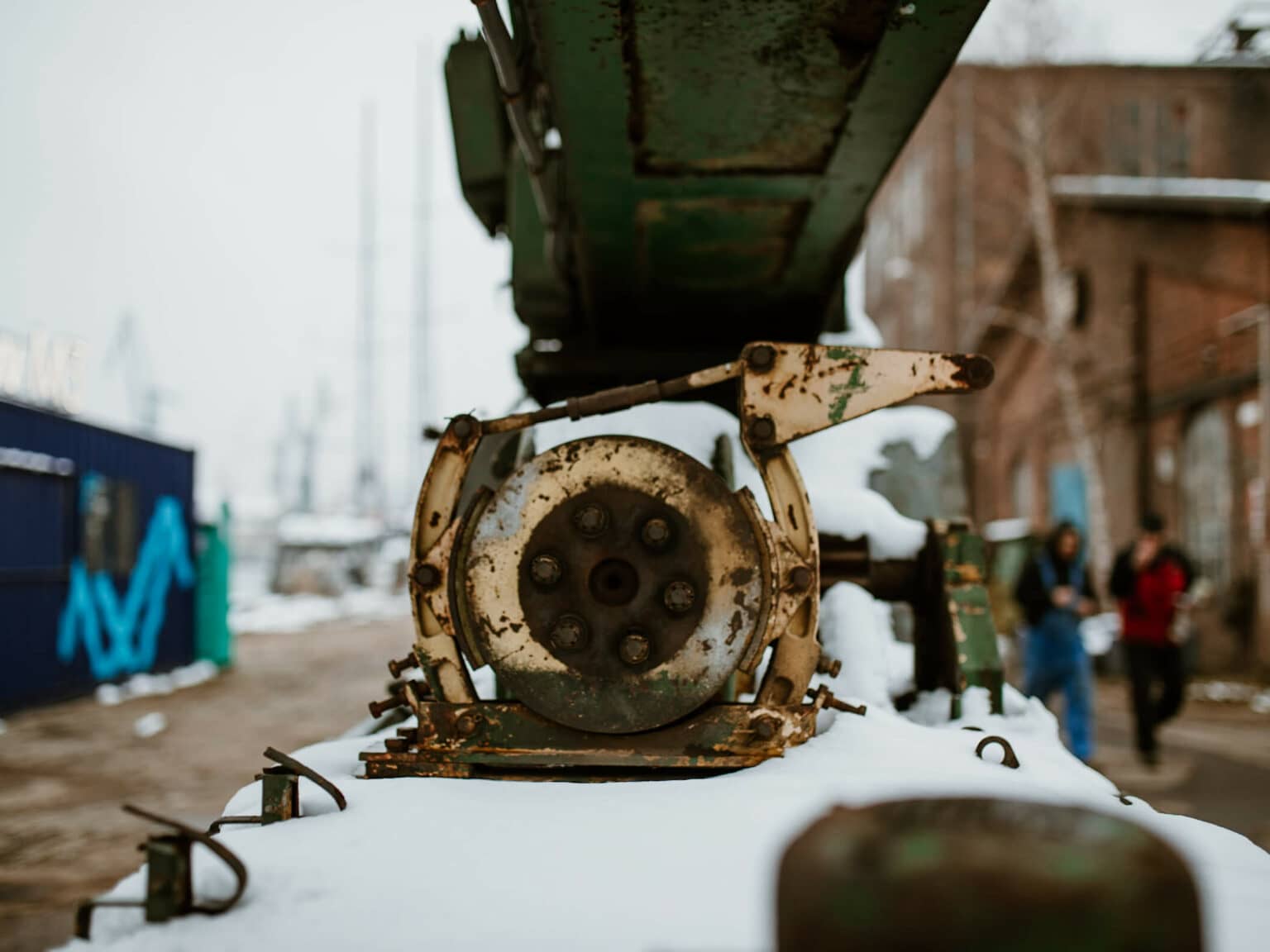 Ein industrielles und verrostetes Maschinenteil befindet sich auf dem alten Werftgelände in Danzig.