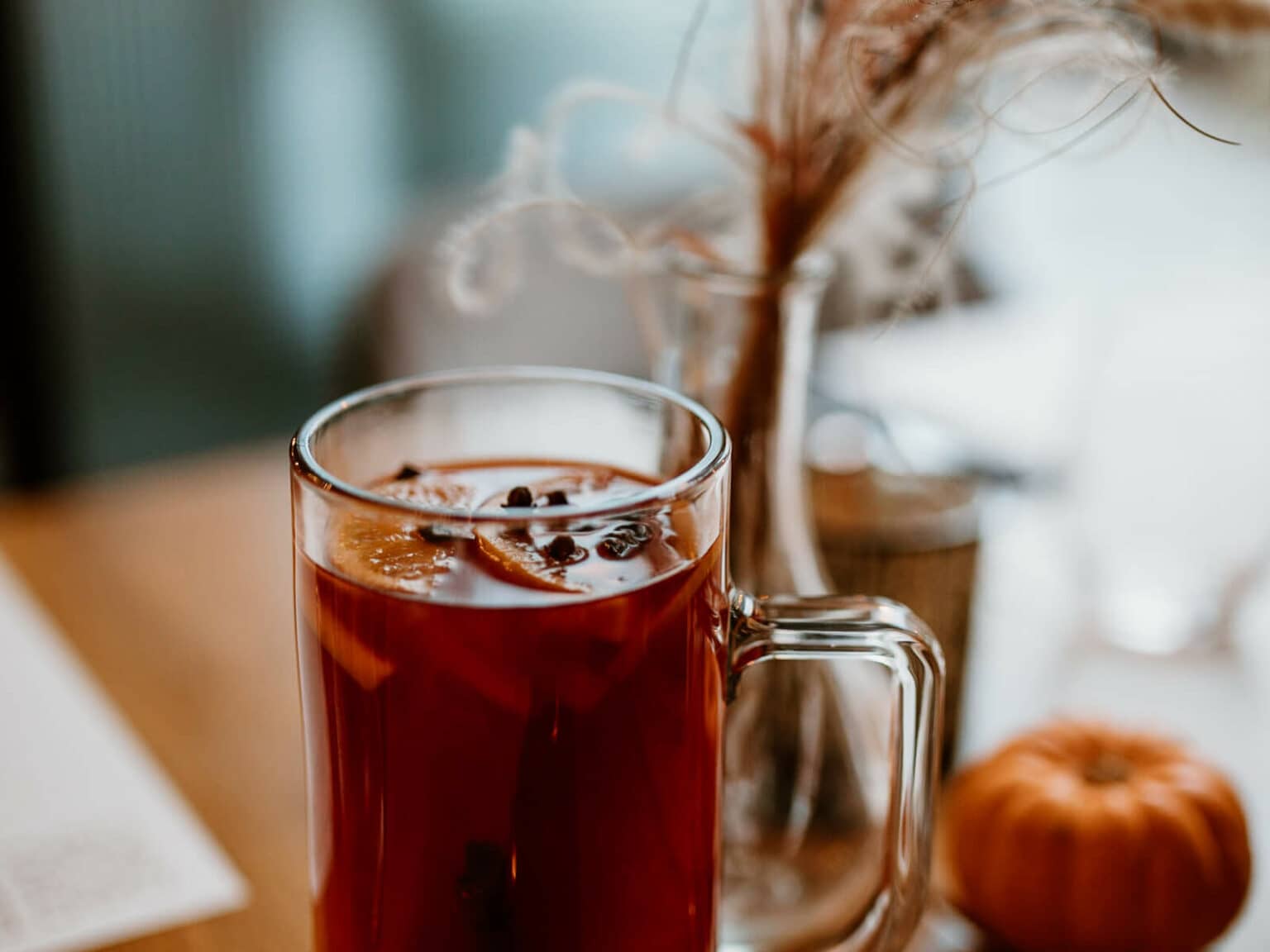 Im Geheimtipp-Restaurant Motlava in Danzig lässt sich Fruchtpunsch in einem edel angerichteten Glas genießen.