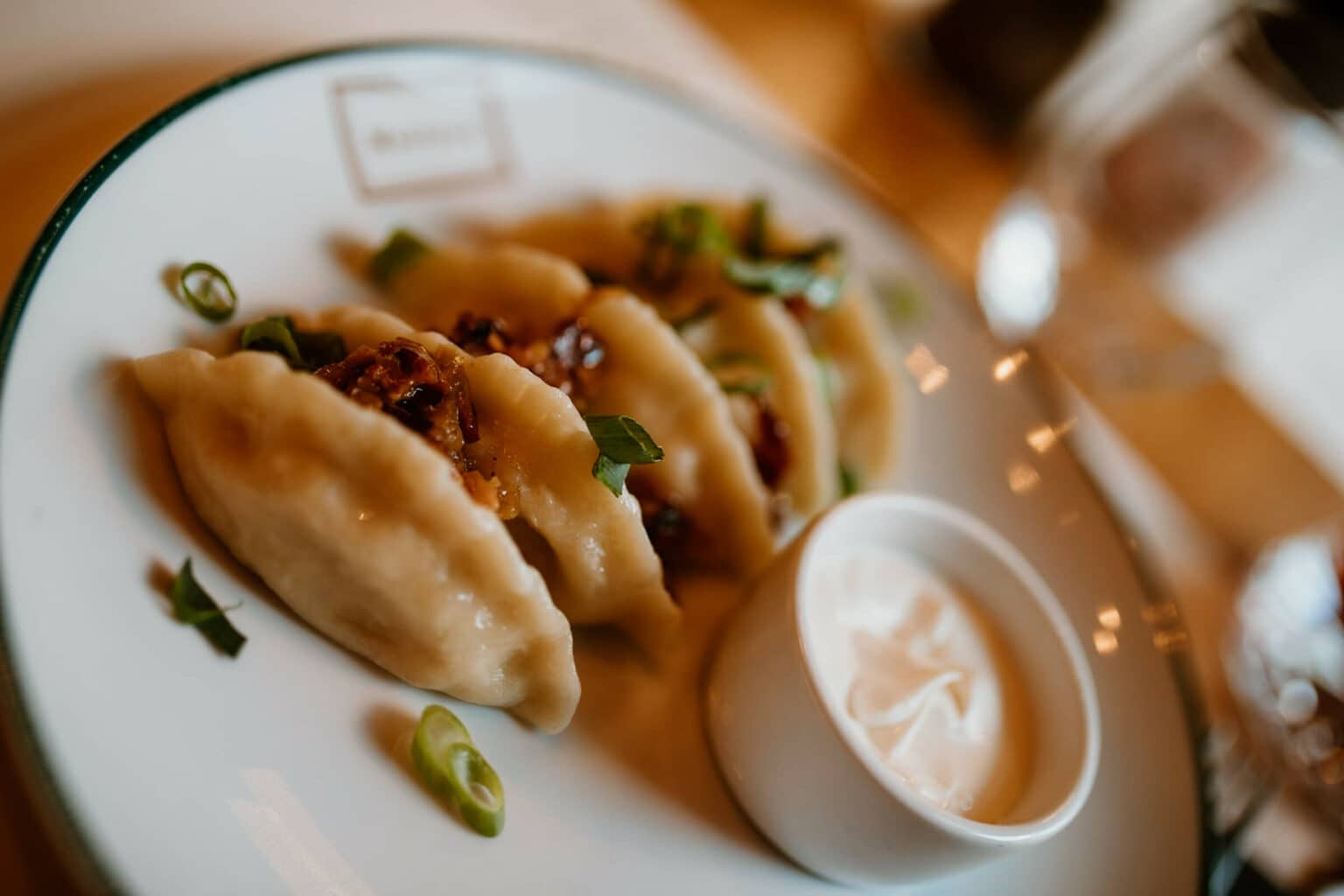 Typisch polnisch: Leckere Piroggen mit Sauerrahm.
