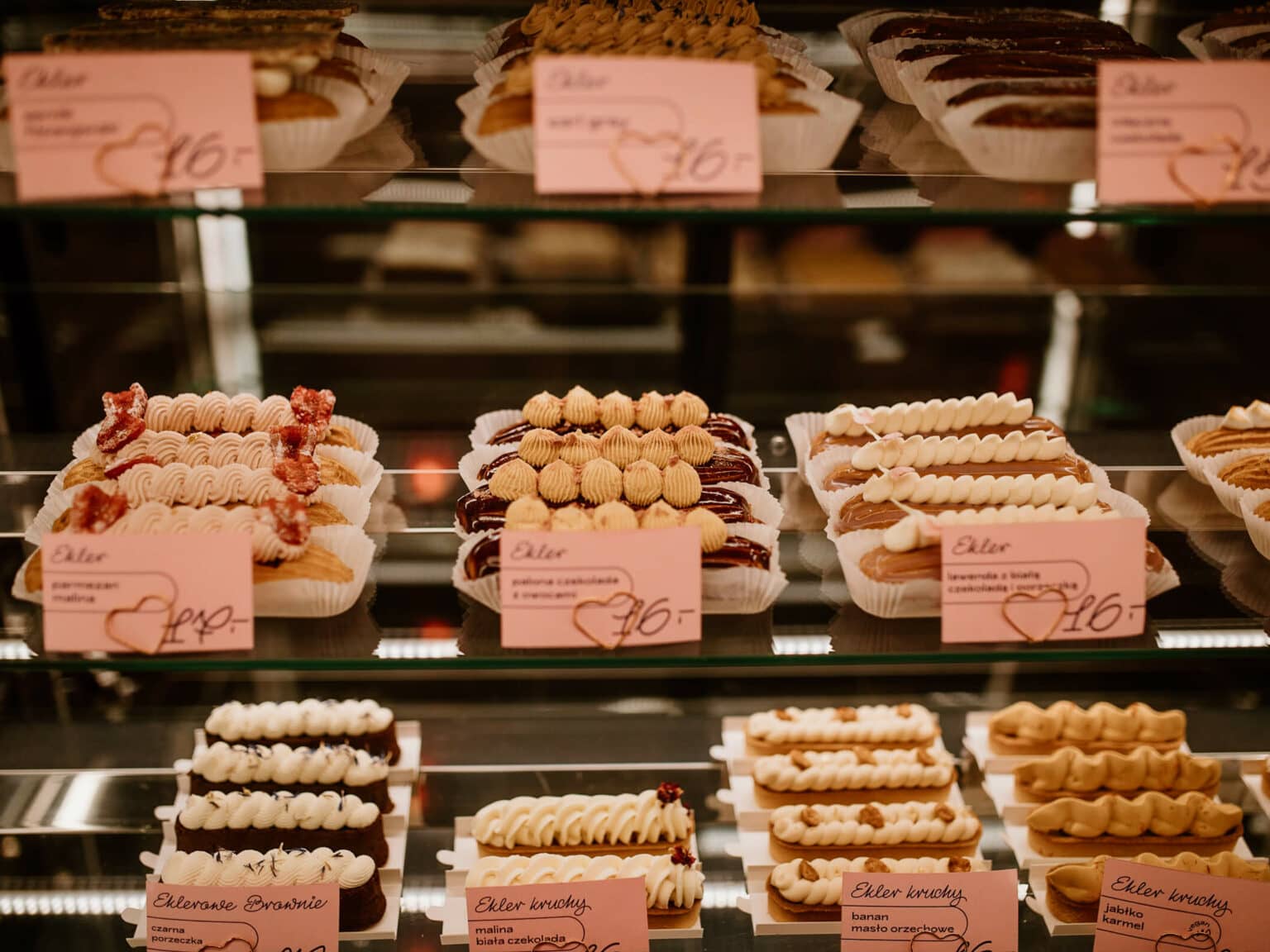 In einer Vitrine der Danziger Patisserie Eklerownia sind verschiedene Éclairs angerichtet.