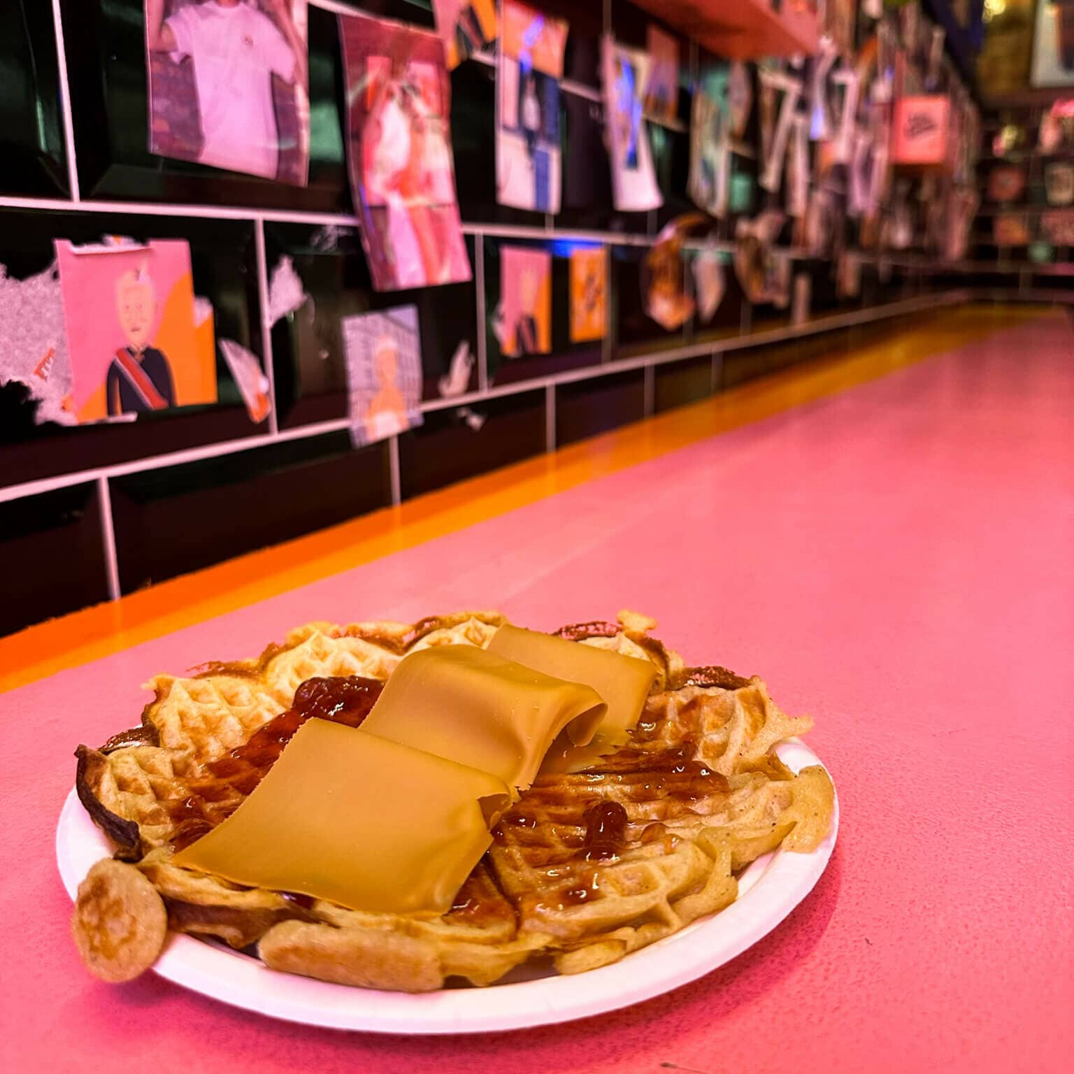 Beim Geheimtipp Haralds Vaffel in Oslo gibt es Waffel mit braunen Ziegenkäse.