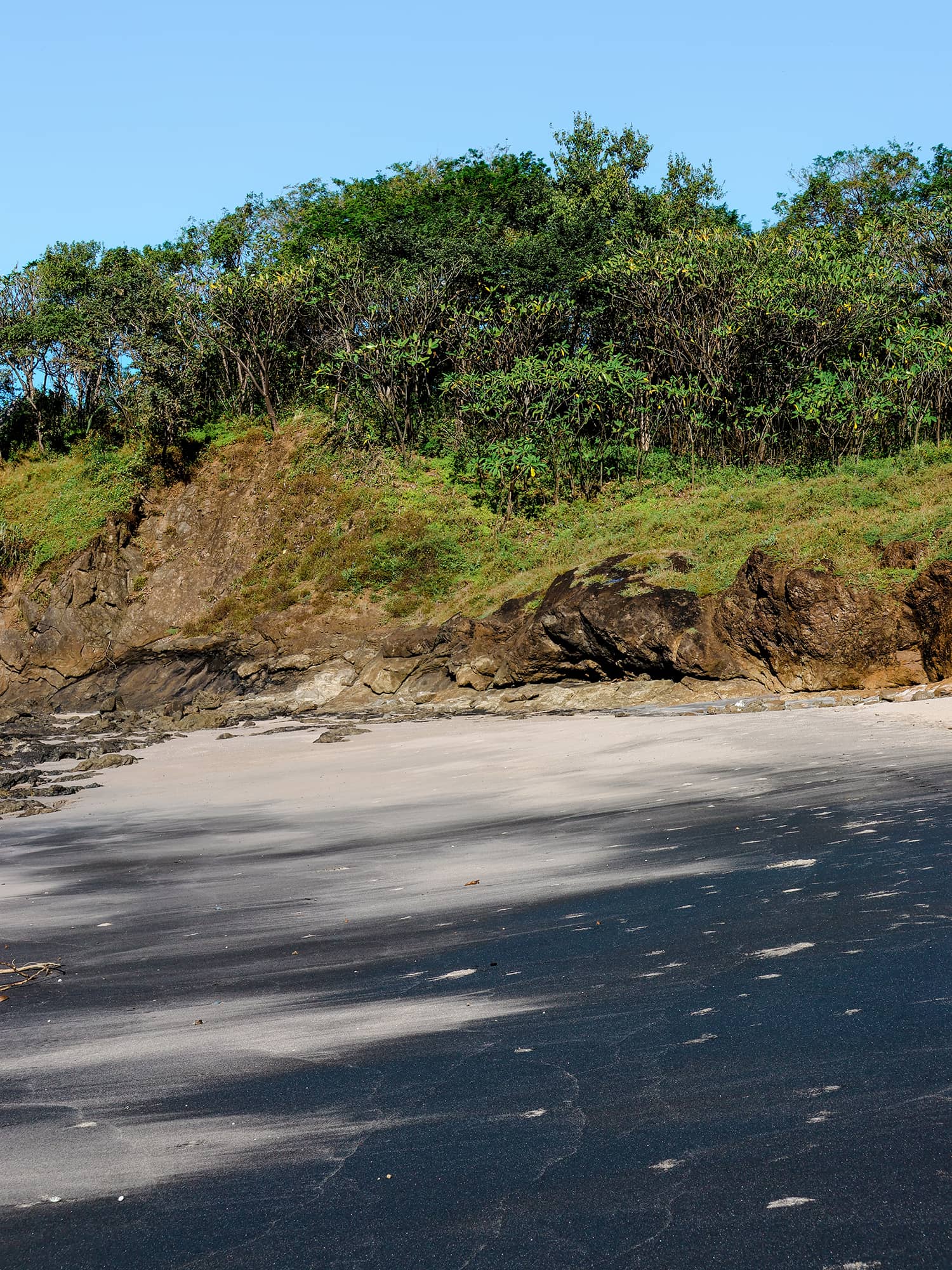 Der Black Beach in Nationalpark Las Baulas ist nicht nur schwarz, sondern vermischt sich kunstvoll mit dem weißen Strand.