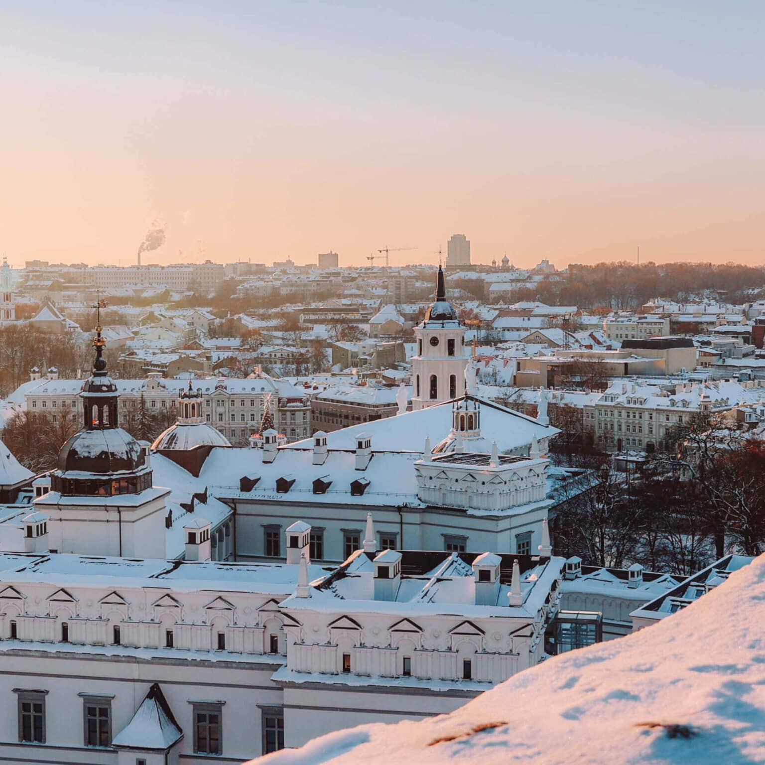 Das Panorama von Vilnius im Abendrot vom Gediminas-Turm.