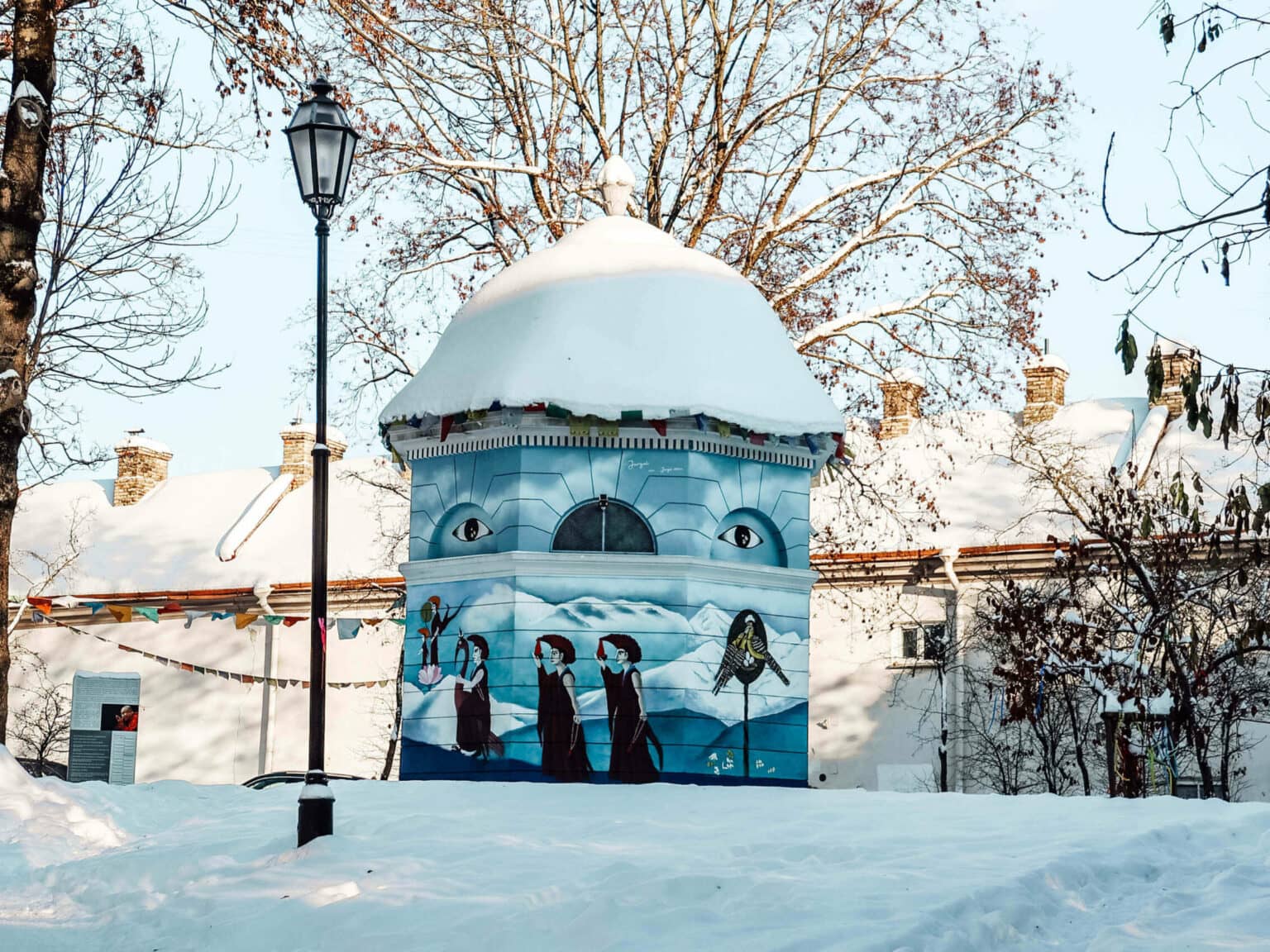 Ein rundes Gebäude mit Streetart bemalt im Viertel Uzupis in Vilnius.