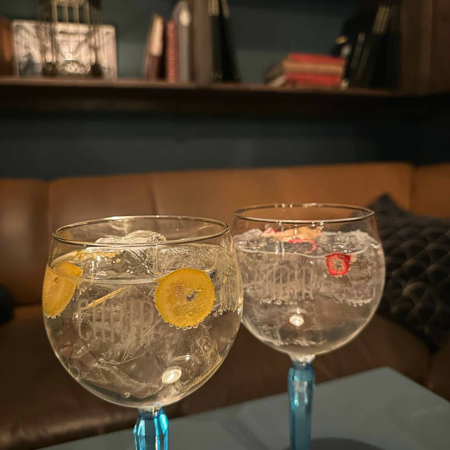 Schön angerichtete Gin Cocktails in der Chair Bar Oslo.