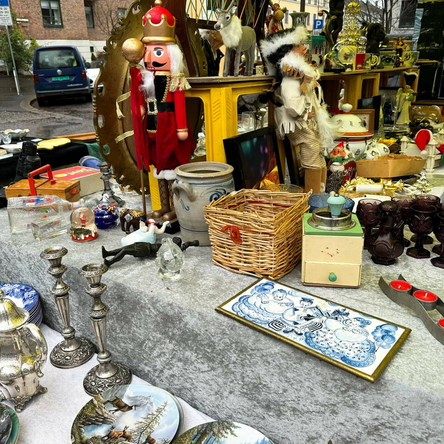 Auf dem Flohmarkt Vestkanttorvet in Oslo findet man allerhand Trödel.