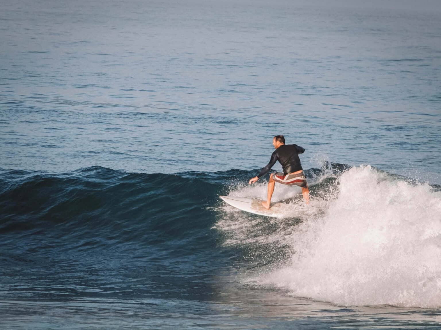 Ein Surfer im Meer in Mossel Bay in Südafrika.