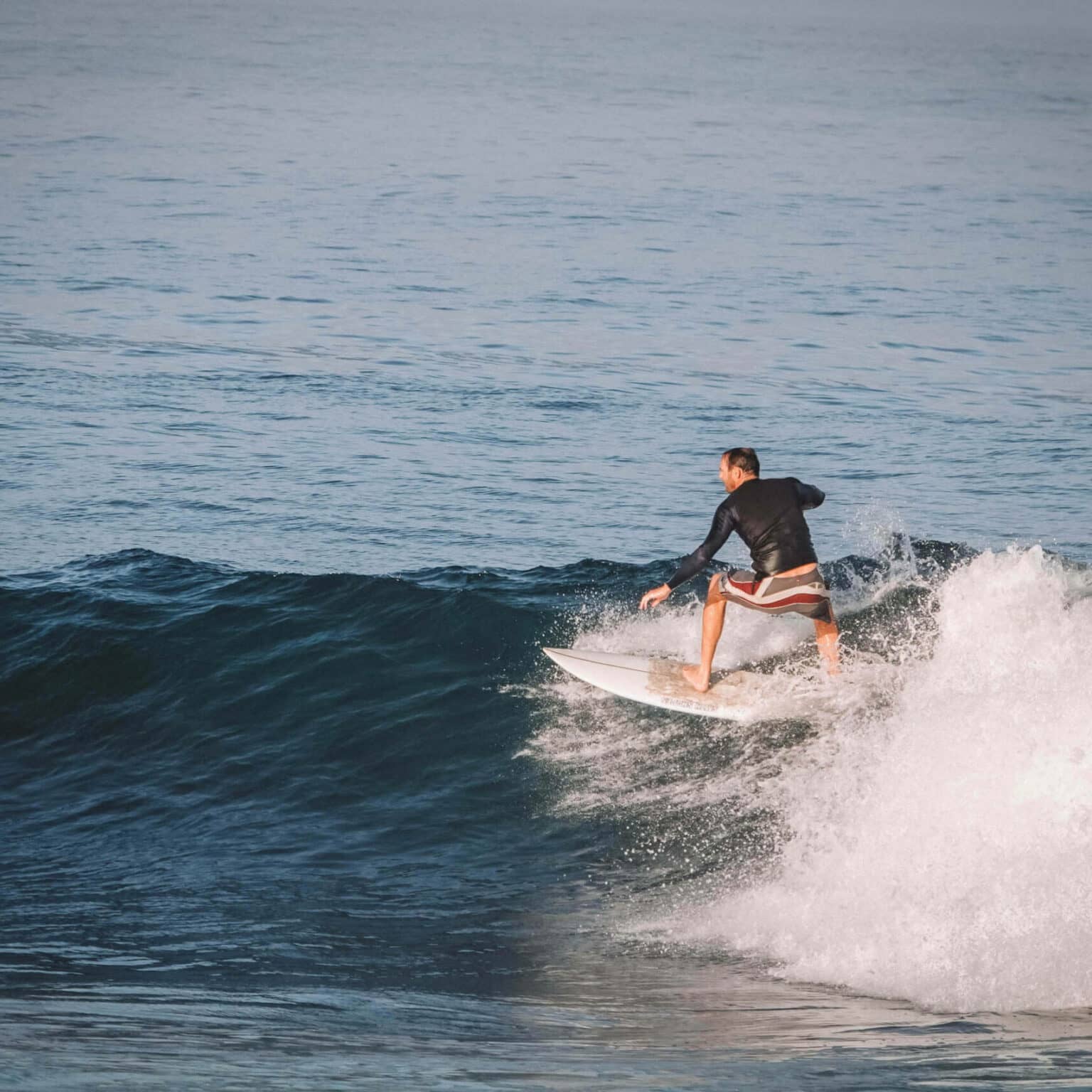 Ein Surfer im Meer in Mossel Bay in Südafrika.