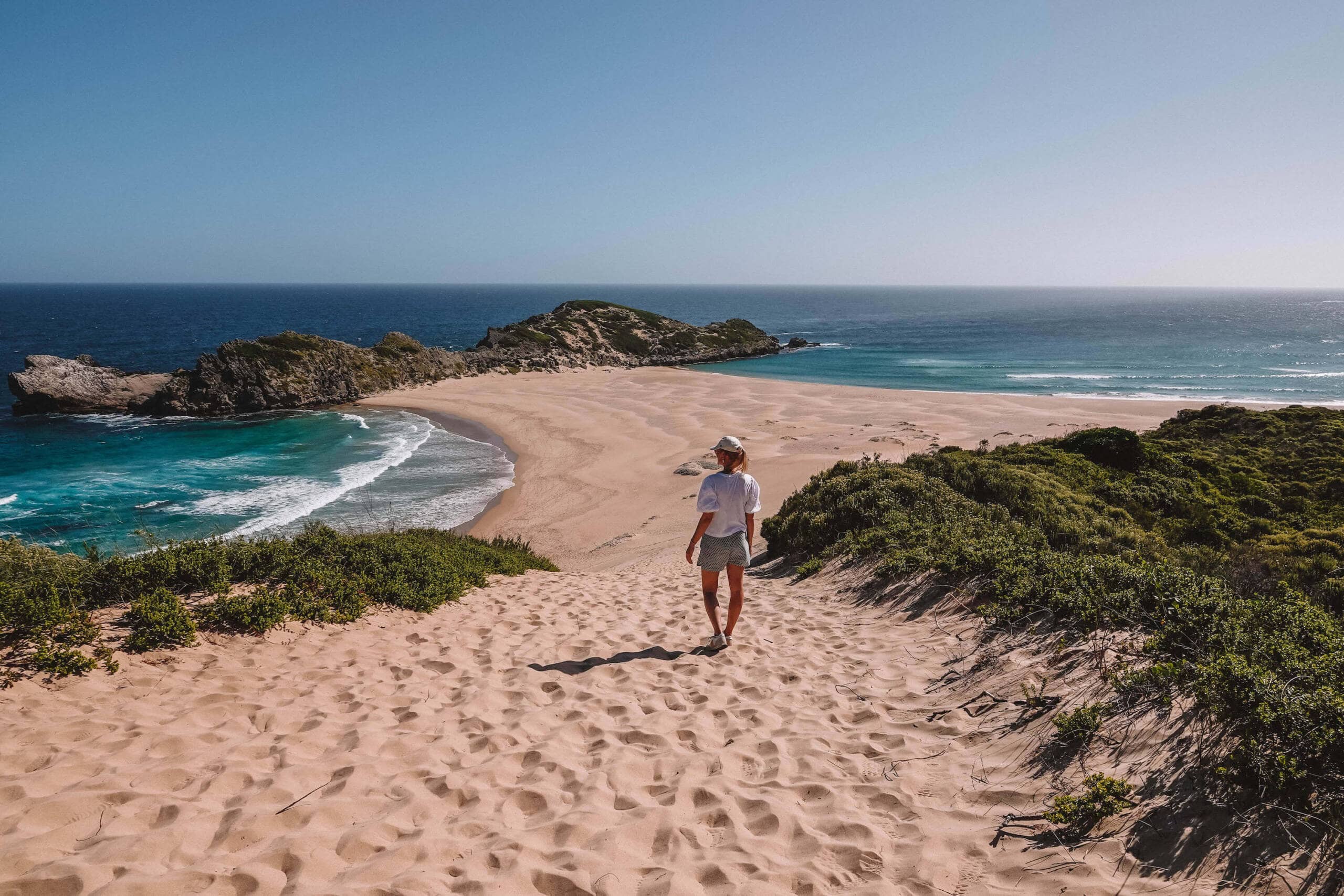 Bloggerin Nina spaziert über den Whitsand Trail im Robberg Nature Reserve in Südafrika.