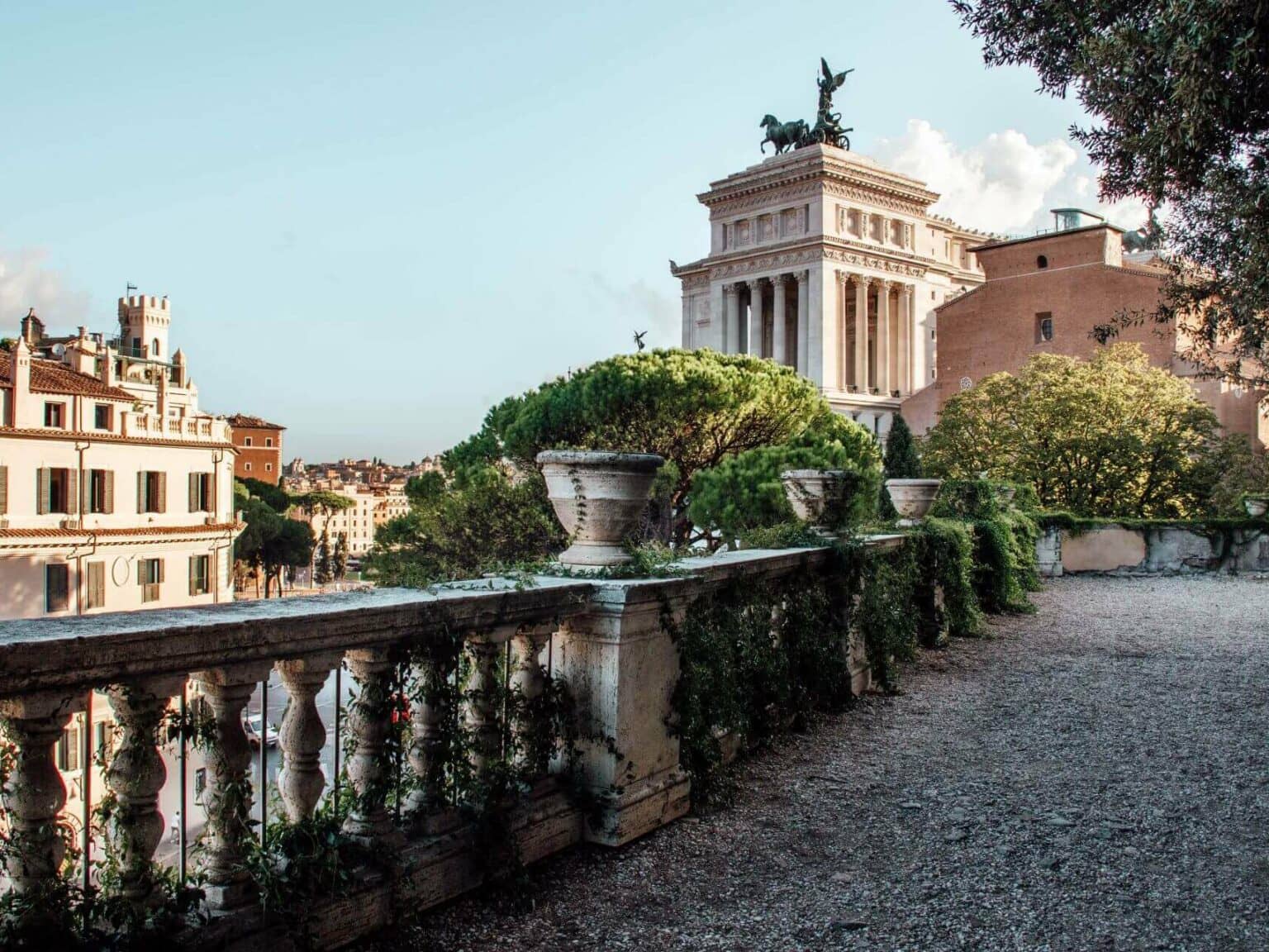 Blick auf alte Gebäude im Park am Palazzo Caffarelli in Rom.