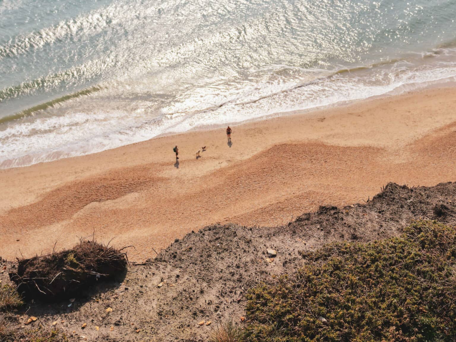 Blick vom Hengistbury Head auf den Strand und das Meer in Südengland.