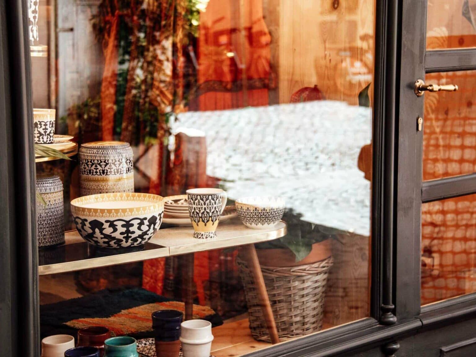 Ein Schaufenster mit handgefertigte Keramik im Casa Elfrida in Rom.