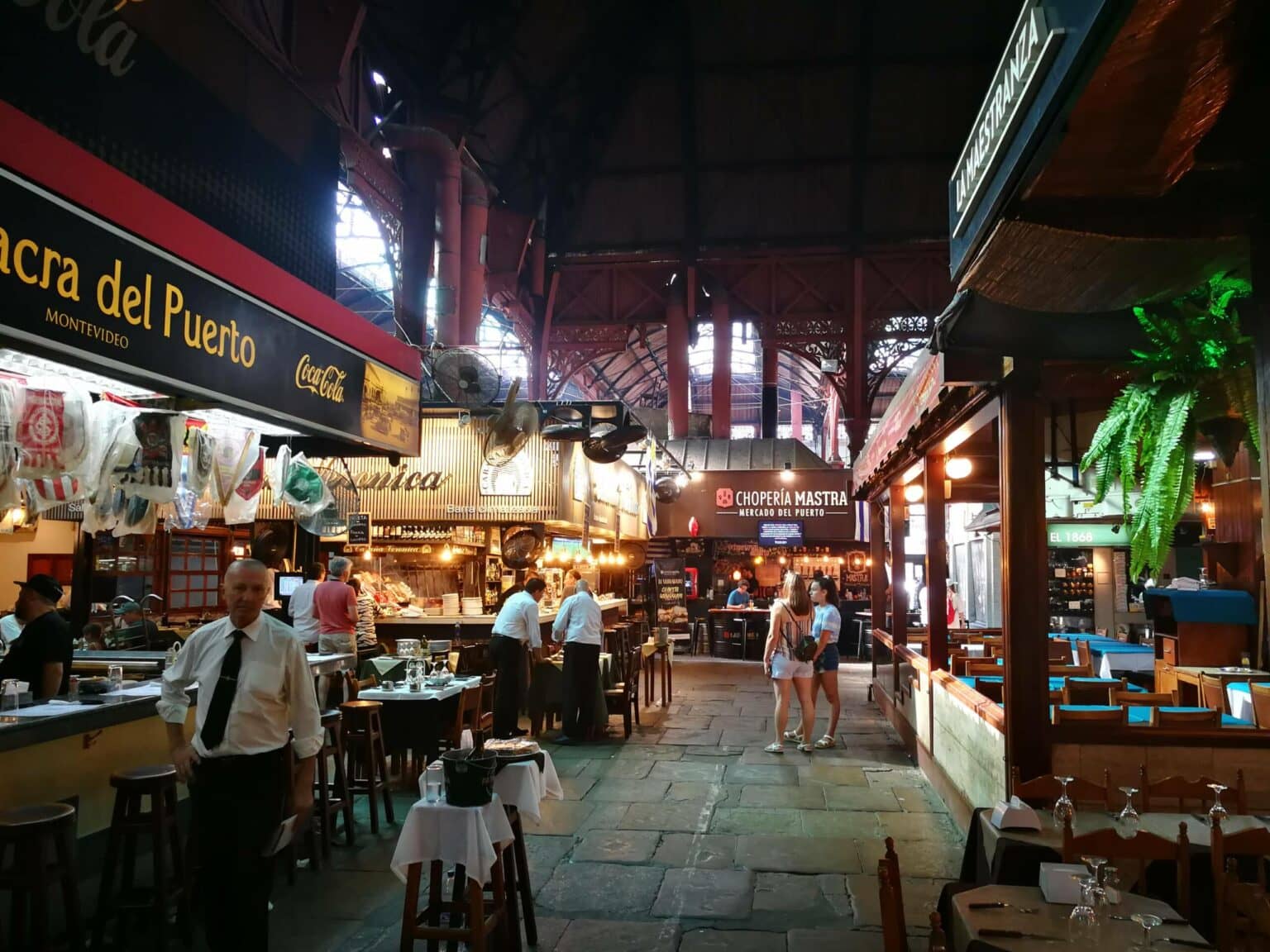 Auf dem Mercado del Puerto in Uruguays Hauptstadt Montevideo kann man sich durch Essensstände schlemmen.