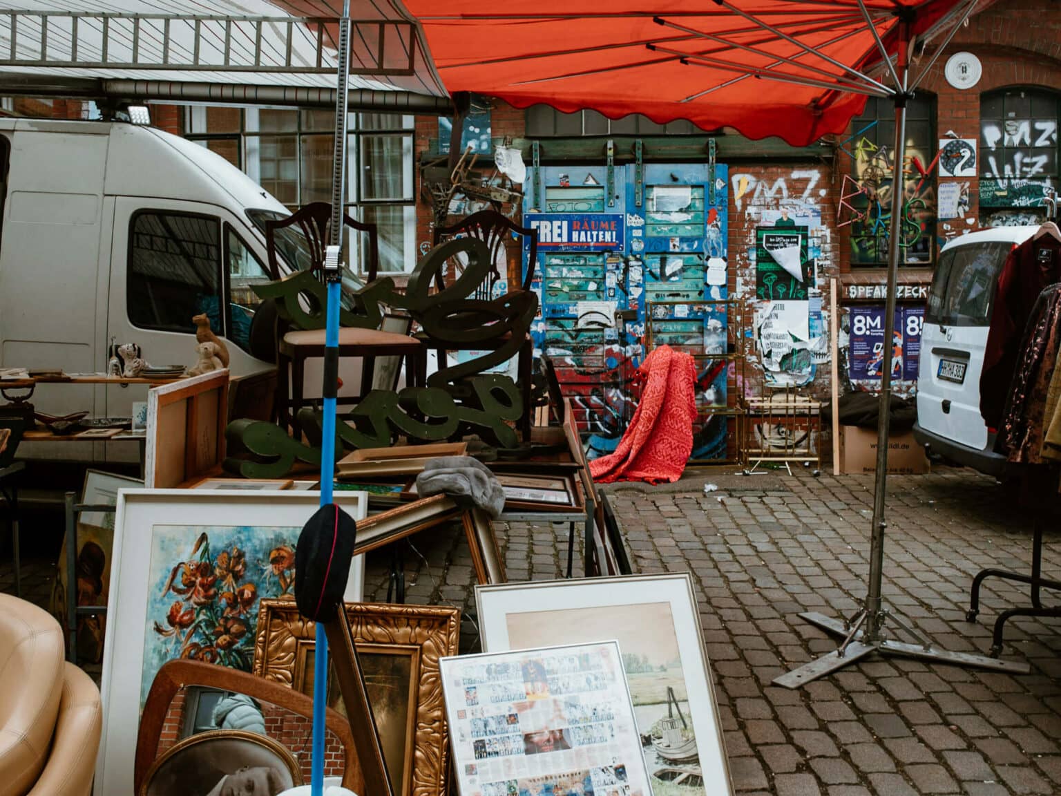Ein Flohmarktstand auf der Flohschanze in Hamburg mit vielen antiken Sachen.