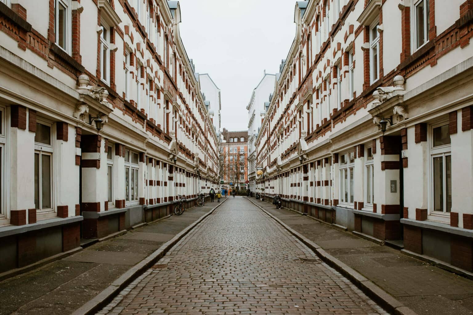 Früher vernachlässigt: Sanierte Altbauten prägen heute das Stadtbild im Karolinenviertel. 
