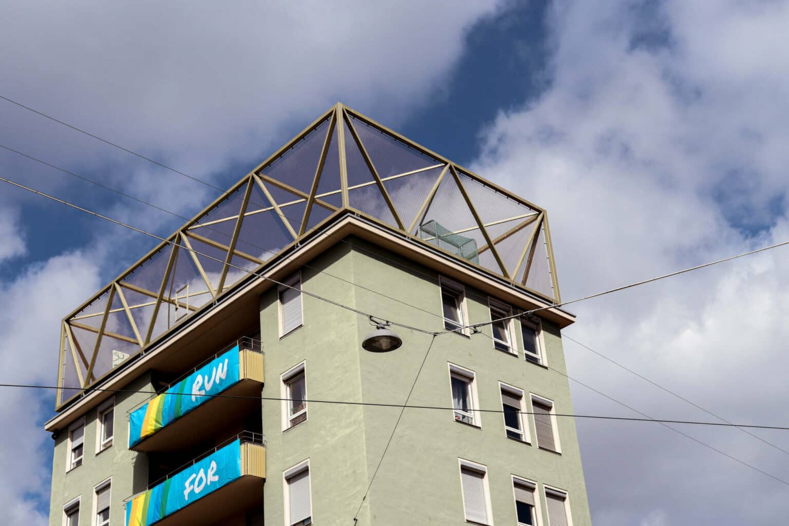 Lust auf bisschen bolzen auf dem Dach?