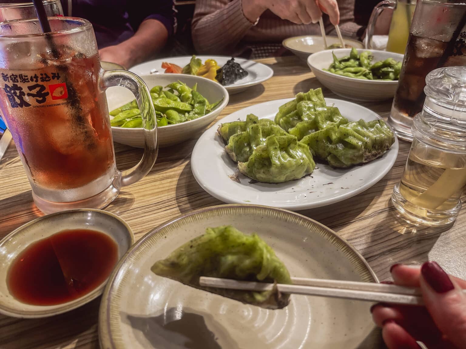 Die Tempura werden mit Gemüse, Fleisch, Fisch oder Tofu gefüllt und in Essig gedippt.