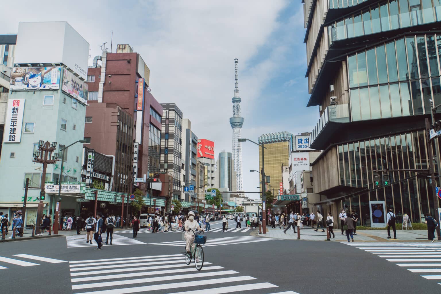 Der Fernsehturm Tokyo Skytree ist das dritthöchste Gebäude der Welt.