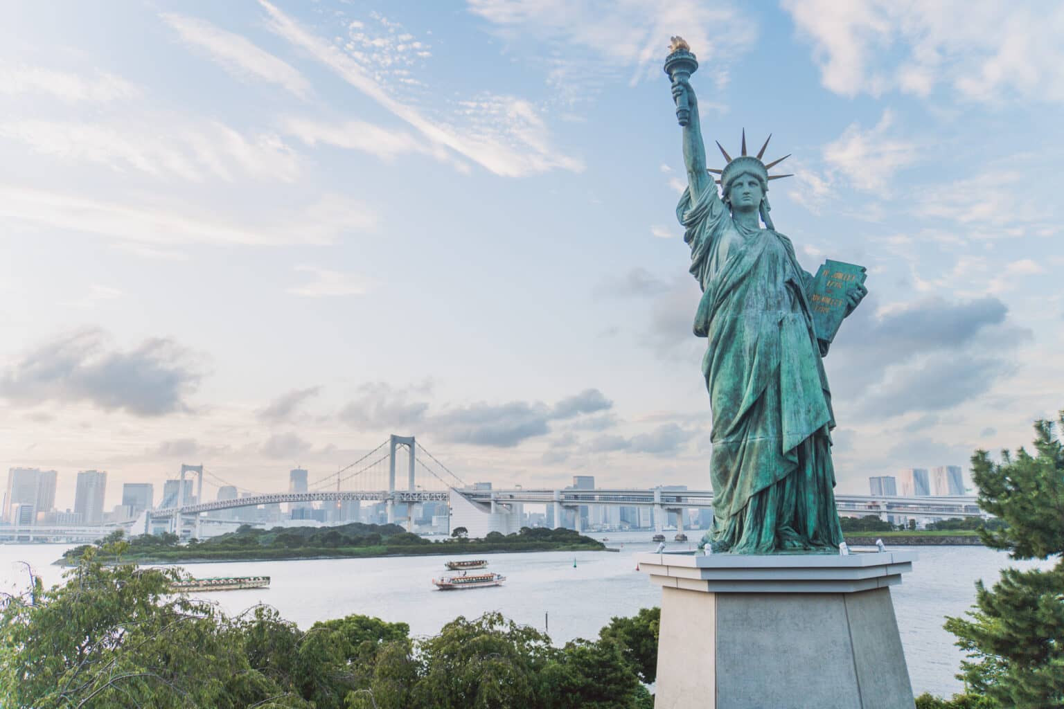 Freiheitsstatue und Rainbow Bridge bieten von Odaiba aus ein tolles Fotomotiv.