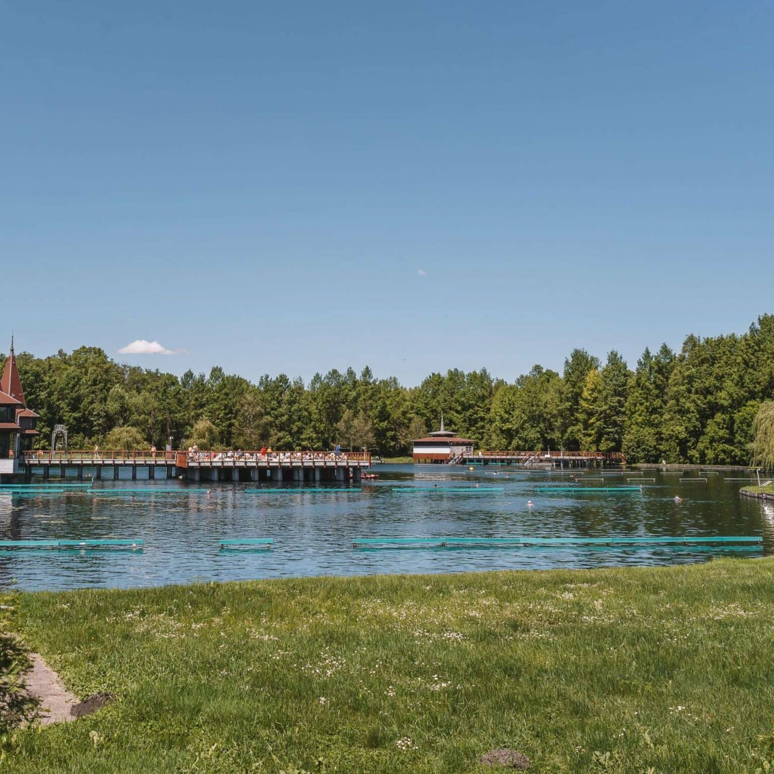 Ein See mit Steg der Kur- und Bäderstadt Bad Heviz in Ungarn.