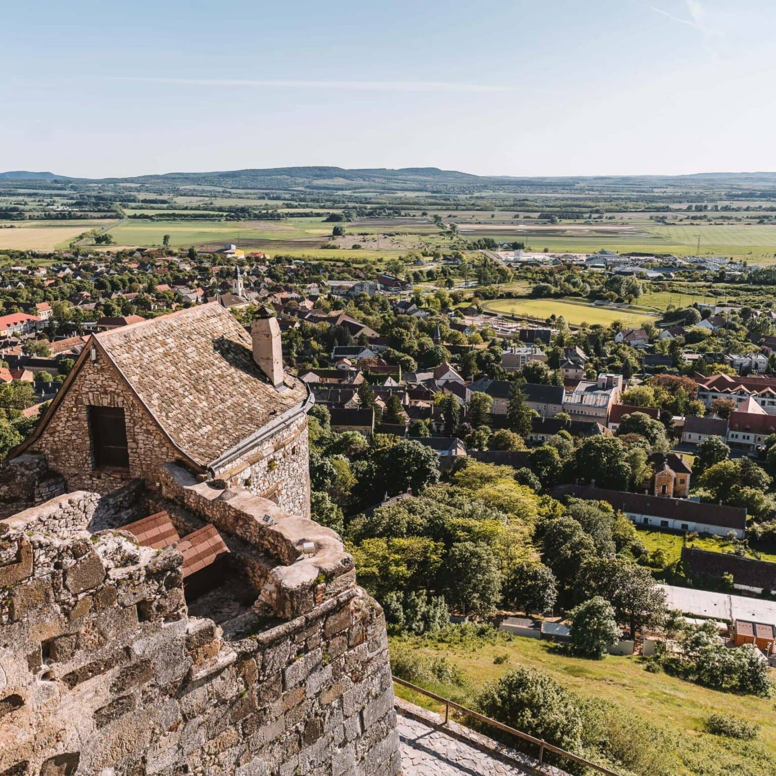Blick von der alten Burg auf die kleine Stadt Sümeg in Ungarn.