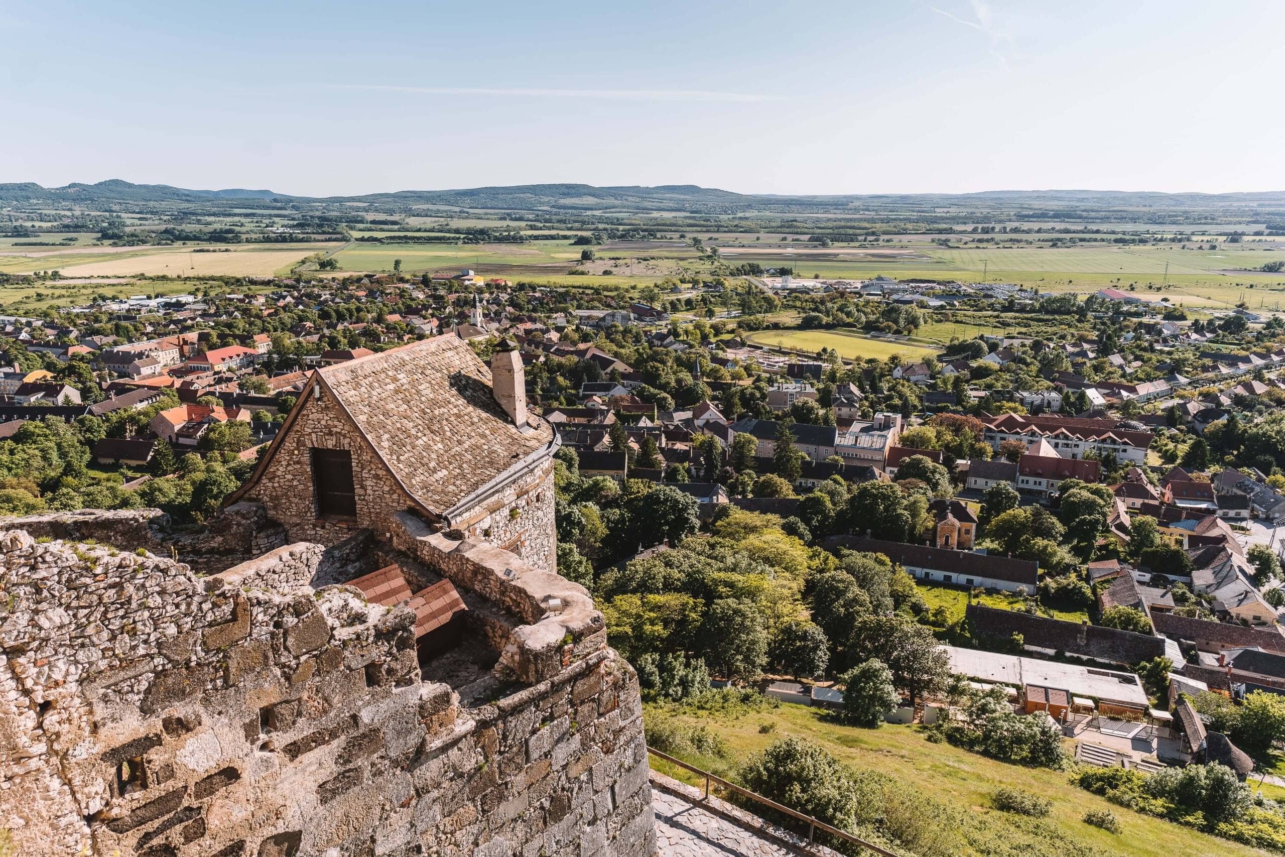 Blick von der alten Burg auf die kleine Stadt Sümeg in Ungarn.
