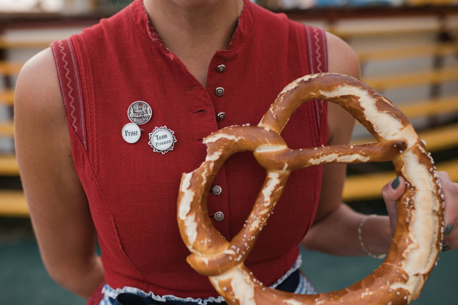 Egal ob Dirndl, Janker oder Hut – ein Gaudiknopf steht allen gut!