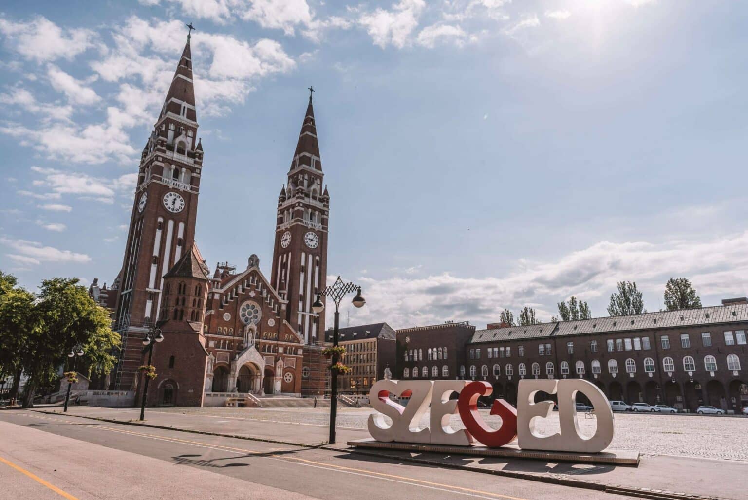 Die Kathedrale von Szeged mit dem Domplatz davor.