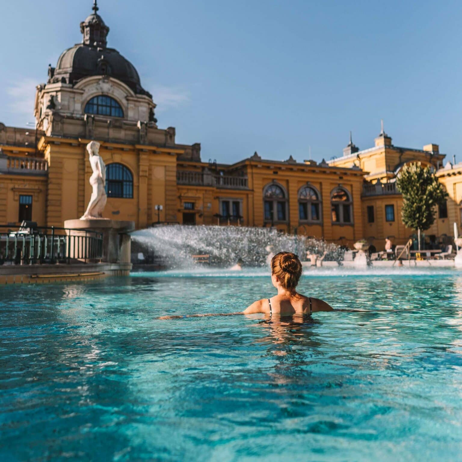Bloggerin Melanie in einem Becken des Thermalbad in Szechenyi in Ungarn.