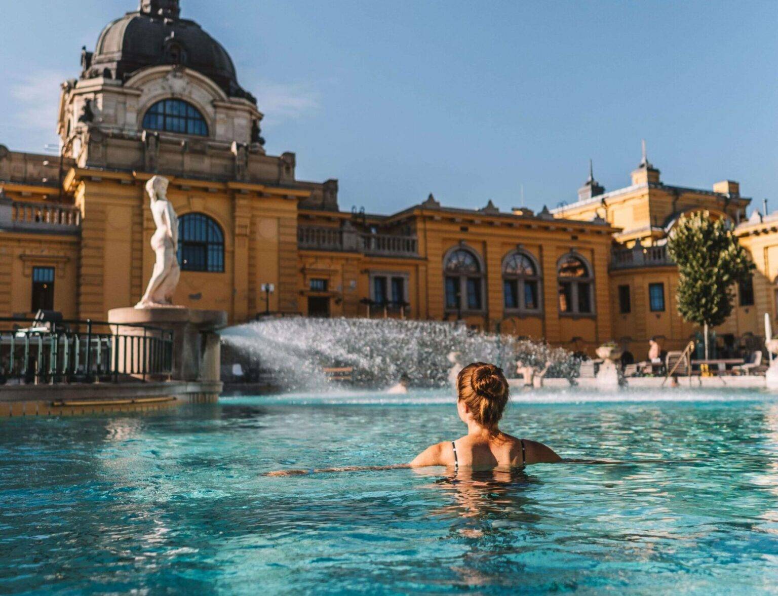 Bloggerin Melanie in einem Becken des Thermalbad in Szechenyi in Ungarn.