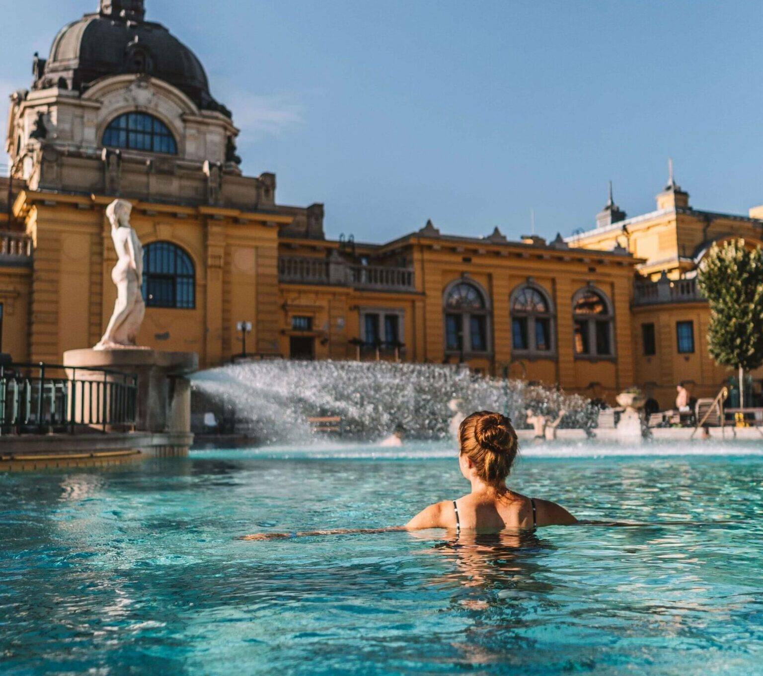 Bloggerin Melanie in einem Becken des Thermalbad in Szechenyi in Ungarn.